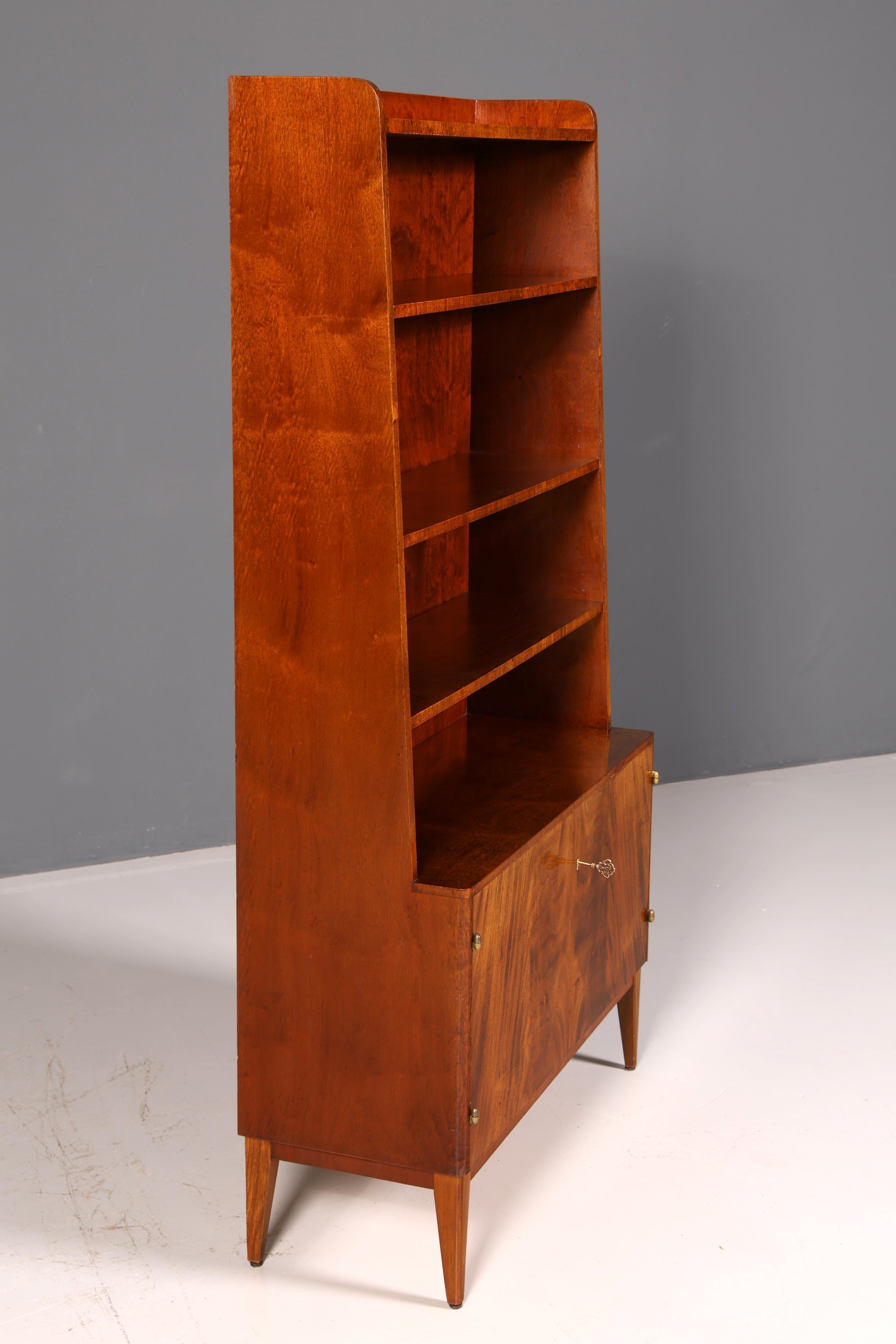 Bibliothèque simple de style Mid-Century, meuble de rangement Danish Design en noyer, vintage rétro des années 60, en bois