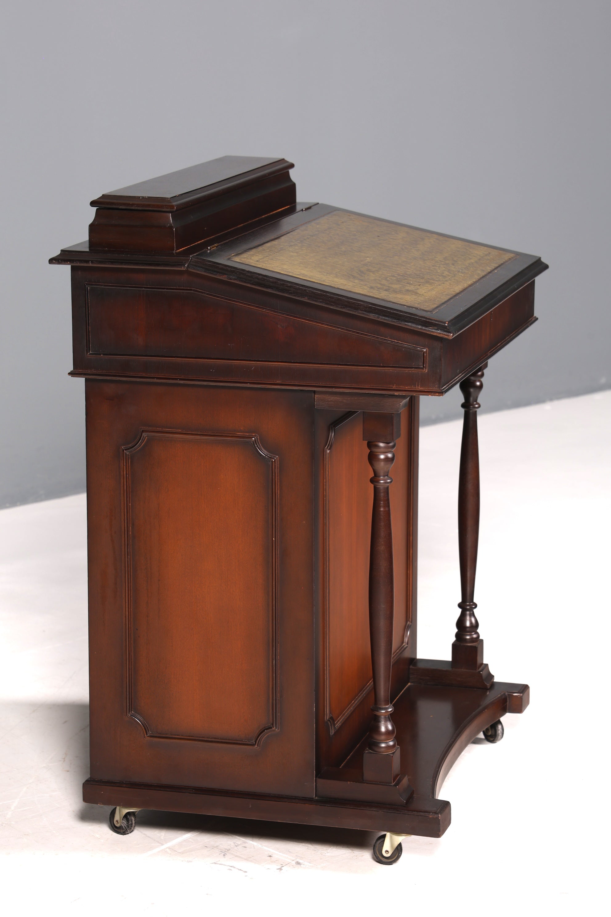 Magnifique bureau anglais Davenport, secrétaire avec plateau en cuir et commode.