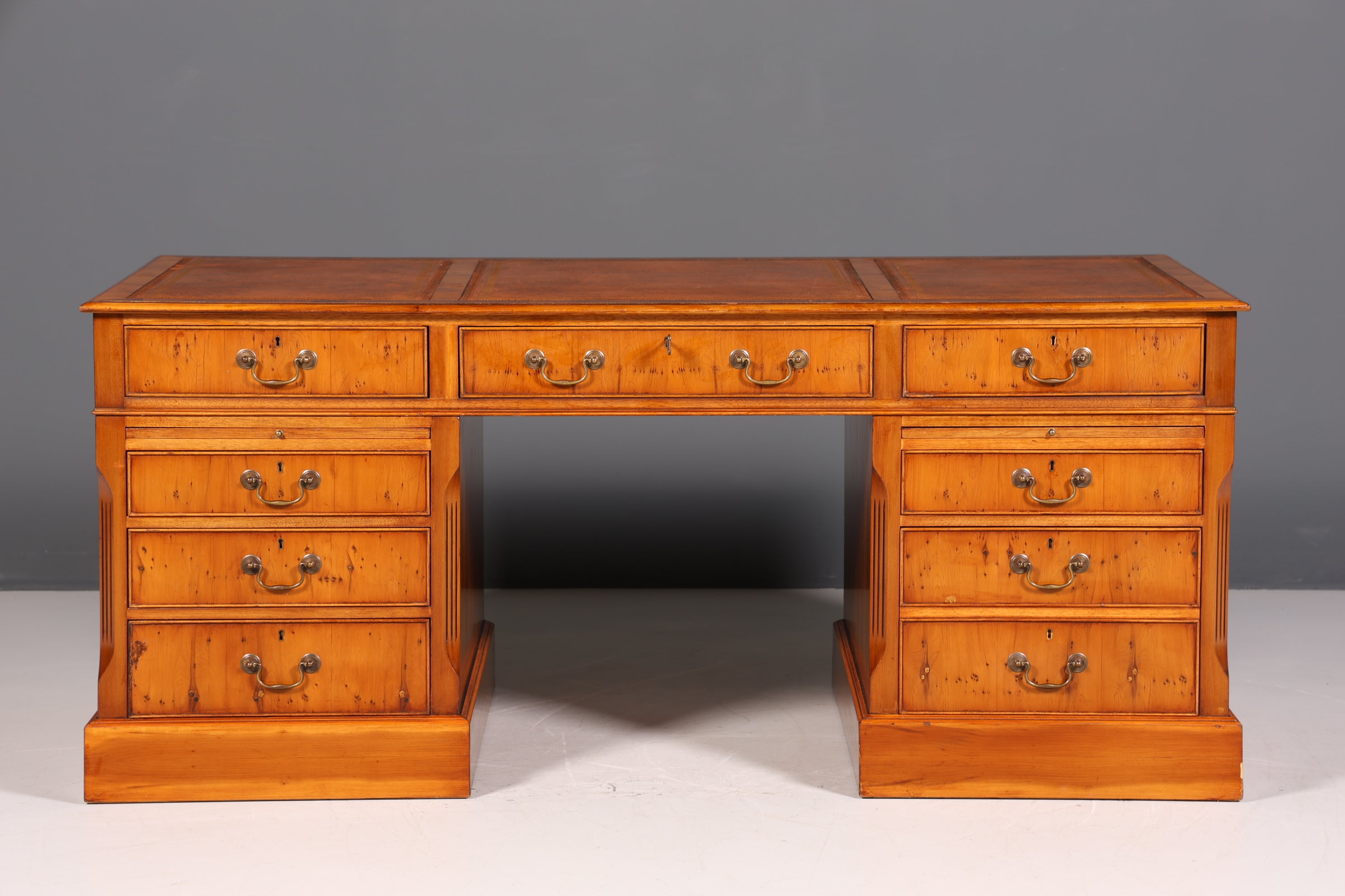 Bureau anglais de rêve, bureau en if anglais, plateau en cuir, bureau de style ancien