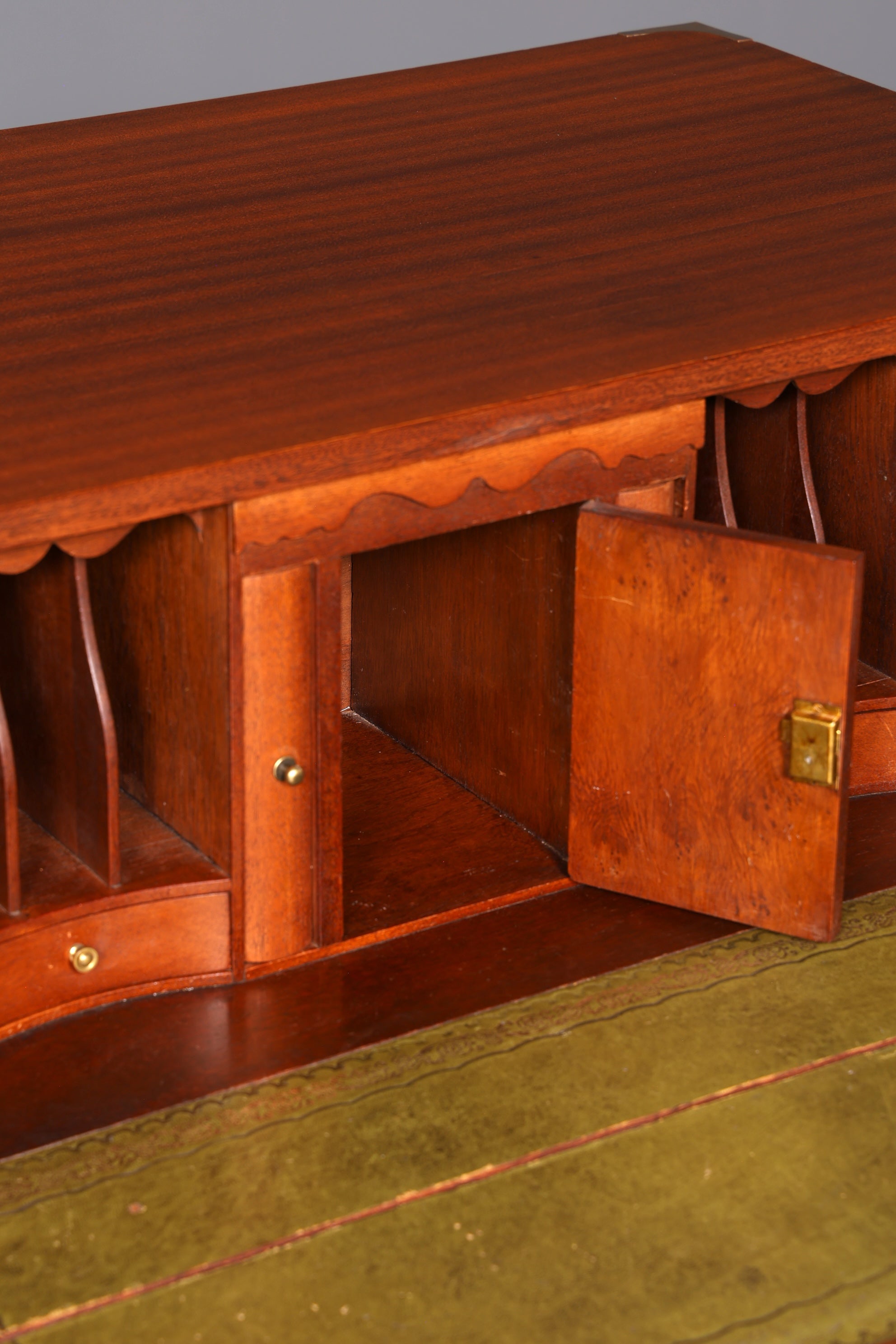 Magnifique secrétaire anglais maritime, commode-bureau avec sous-main en cuir véritable, bureau ancien vintage