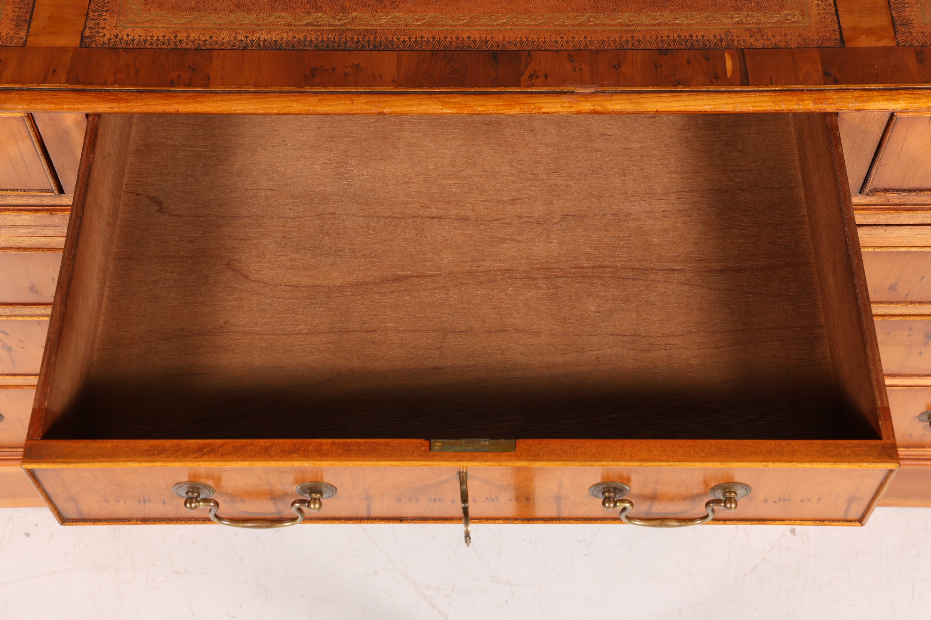 Bureau anglais de rêve, bureau en if anglais, plateau en cuir, bureau de style ancien