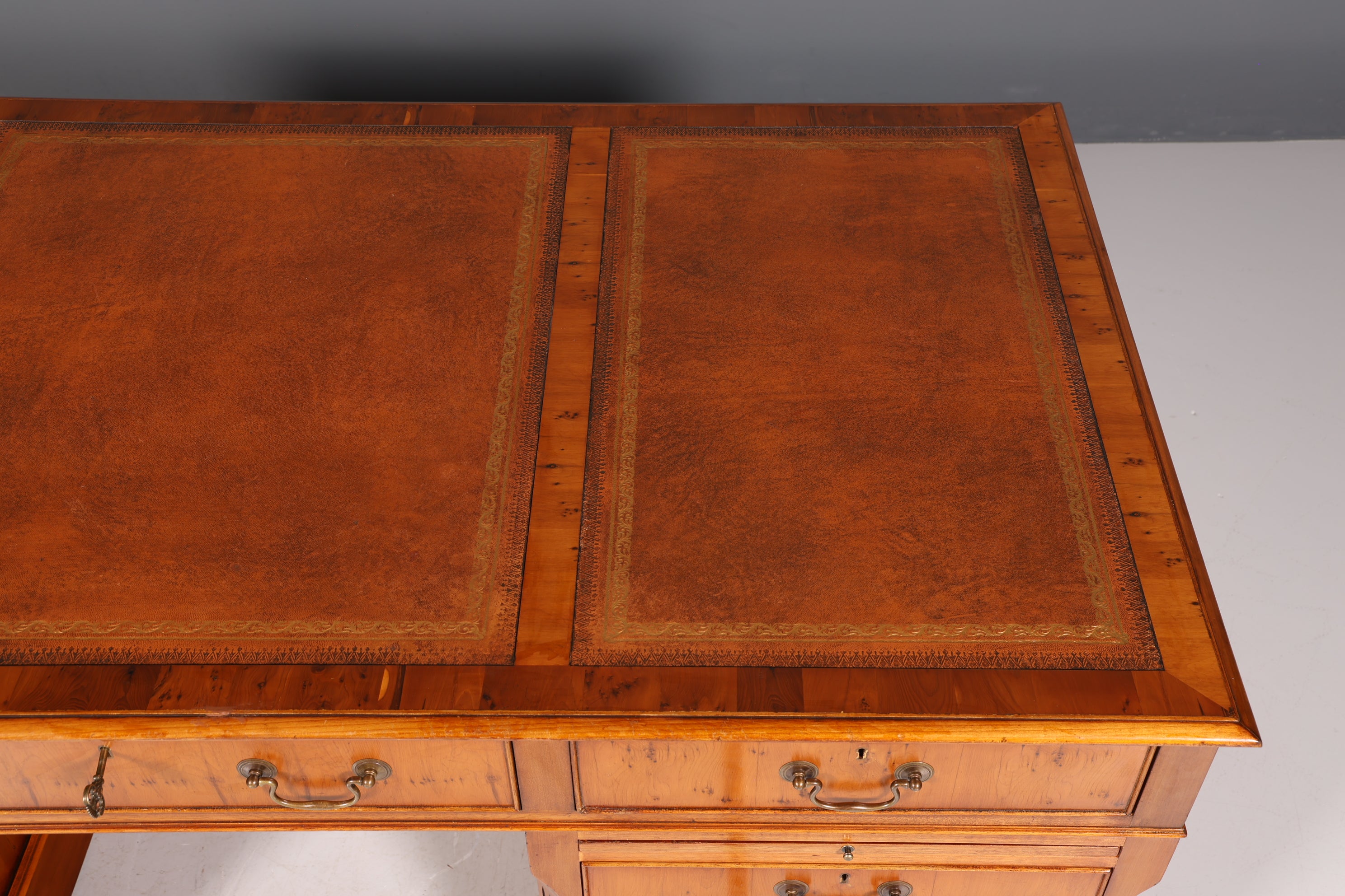 Bureau anglais de rêve, bureau en if anglais, plateau en cuir, bureau de style ancien