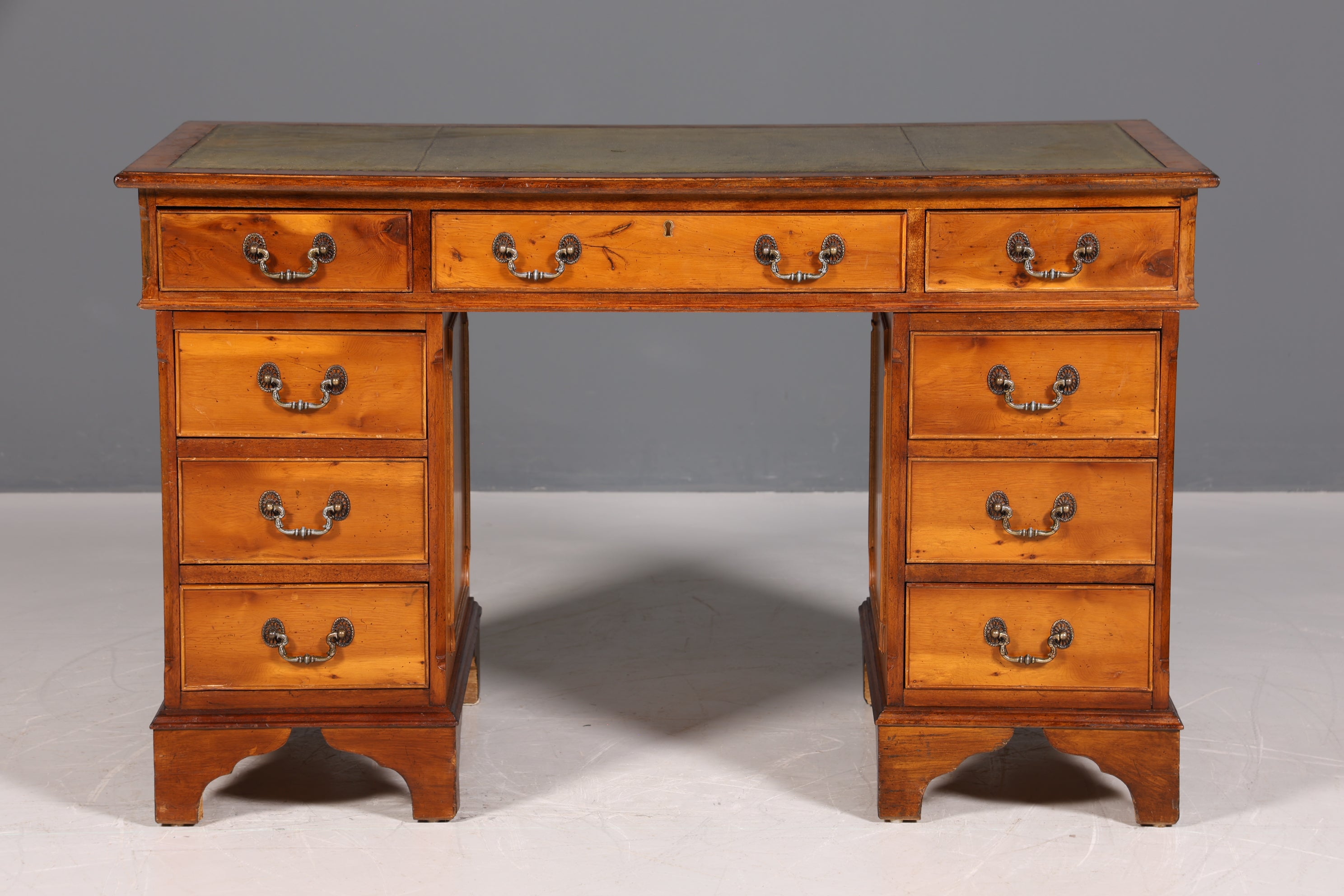 Magnifique bureau anglais avec plateau en cuir véritable, structure en bois d&