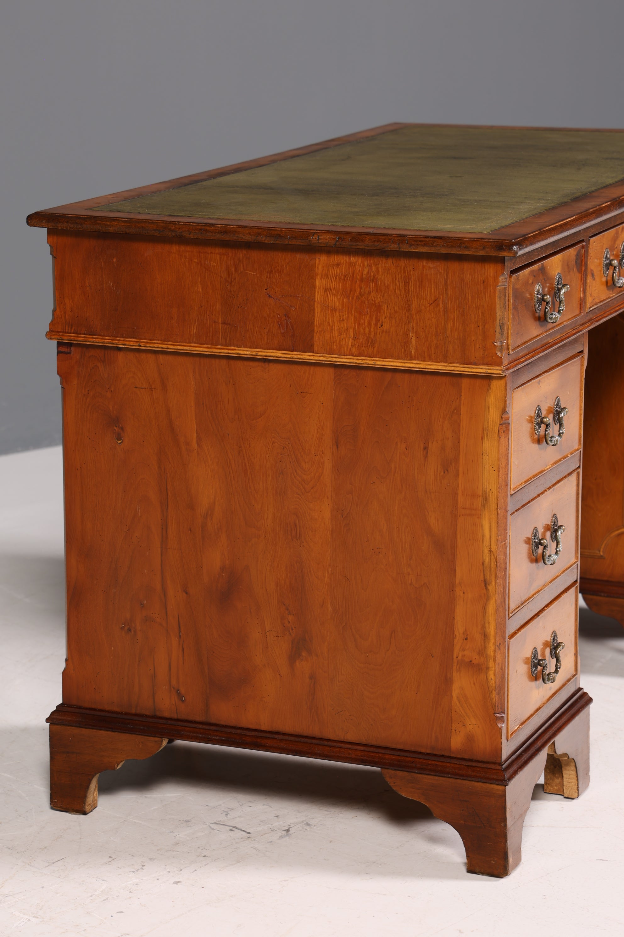 Magnifique bureau anglais avec plateau en cuir véritable, structure en bois d&