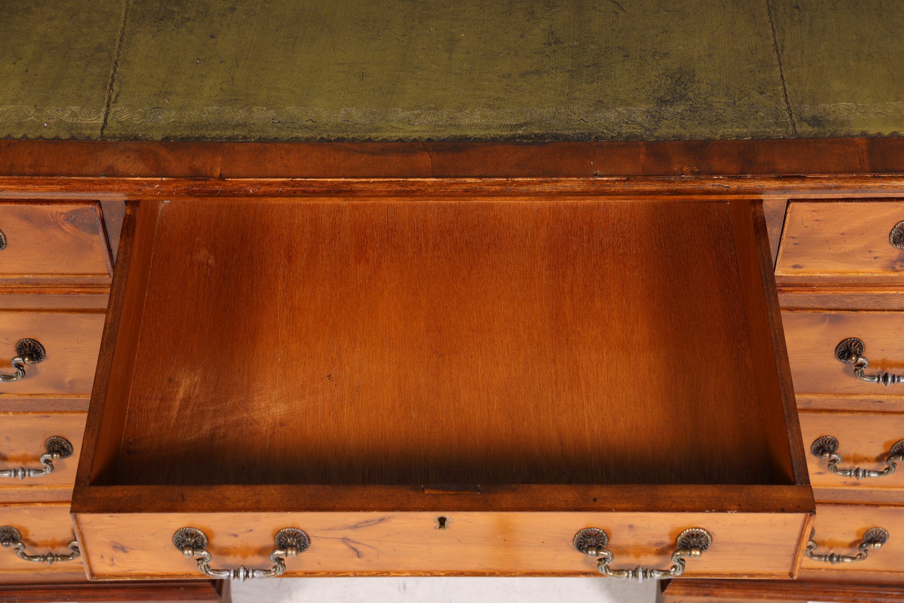 Magnifique bureau anglais avec plateau en cuir véritable, structure en bois d&