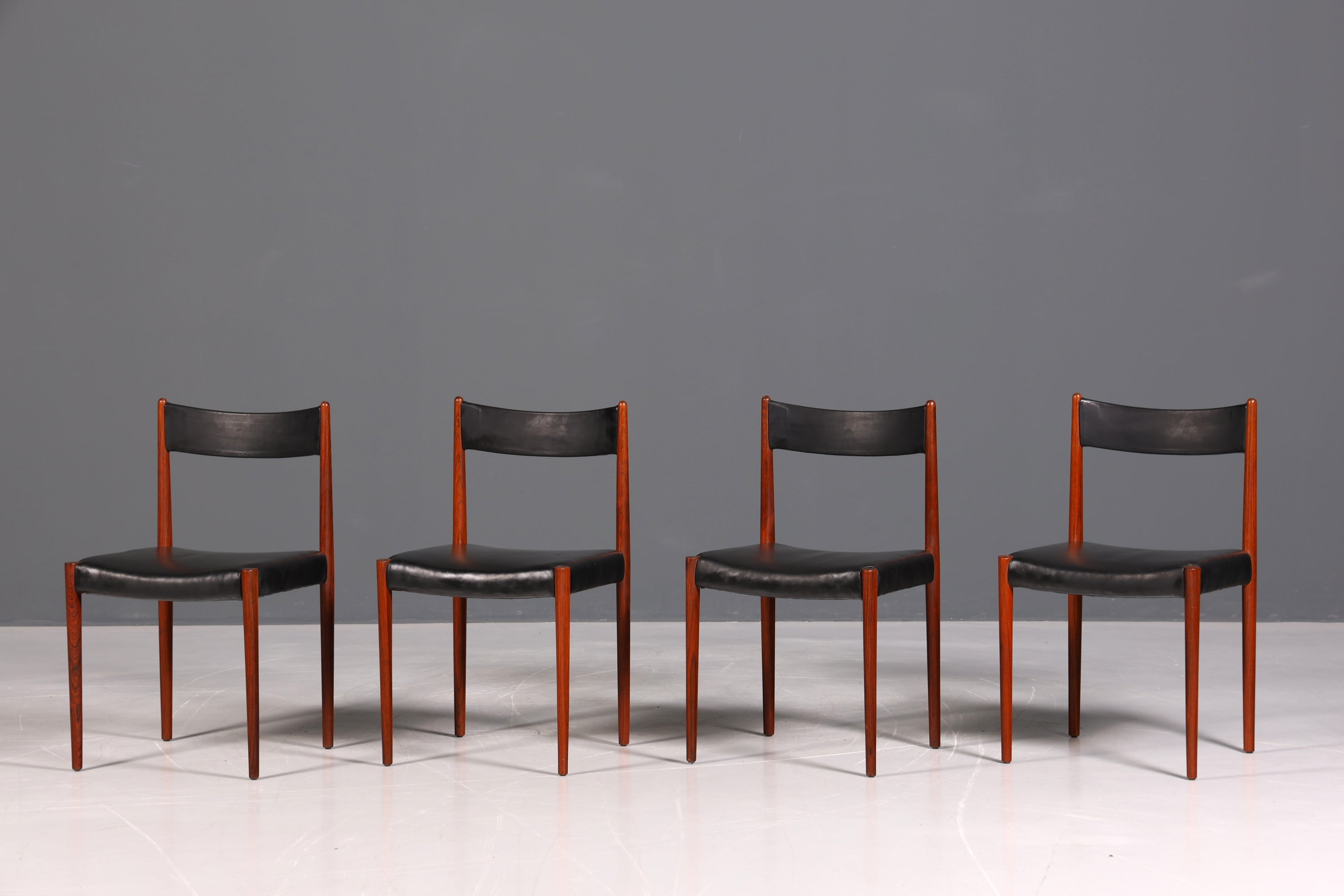 Ensemble de 4 chaises de cuisine rétro en palissandre, style Mid-Century, avec revêtement en cuir véritable et design danois.