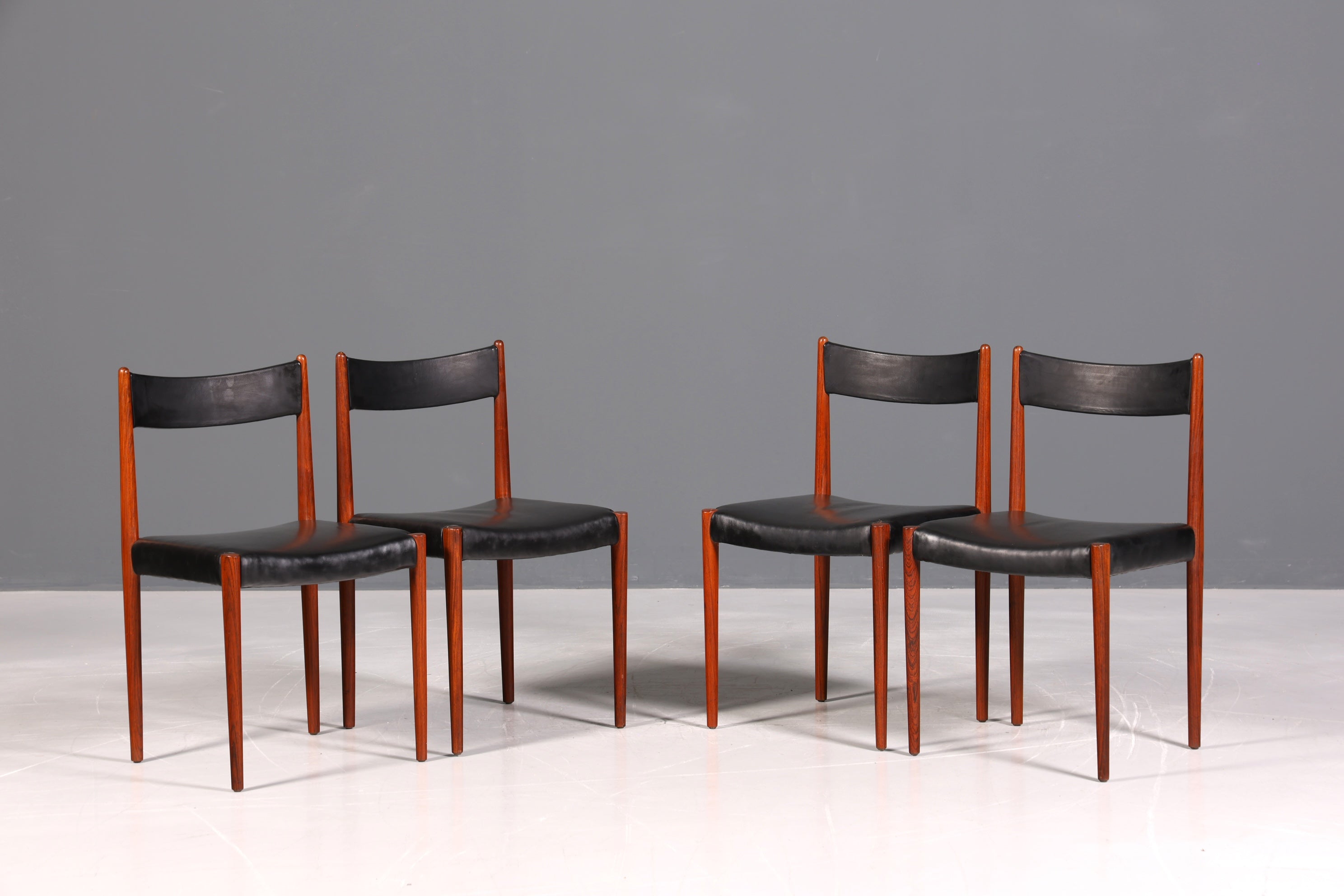 Ensemble de 4 chaises de cuisine rétro en palissandre, style Mid-Century, avec revêtement en cuir véritable et design danois.
