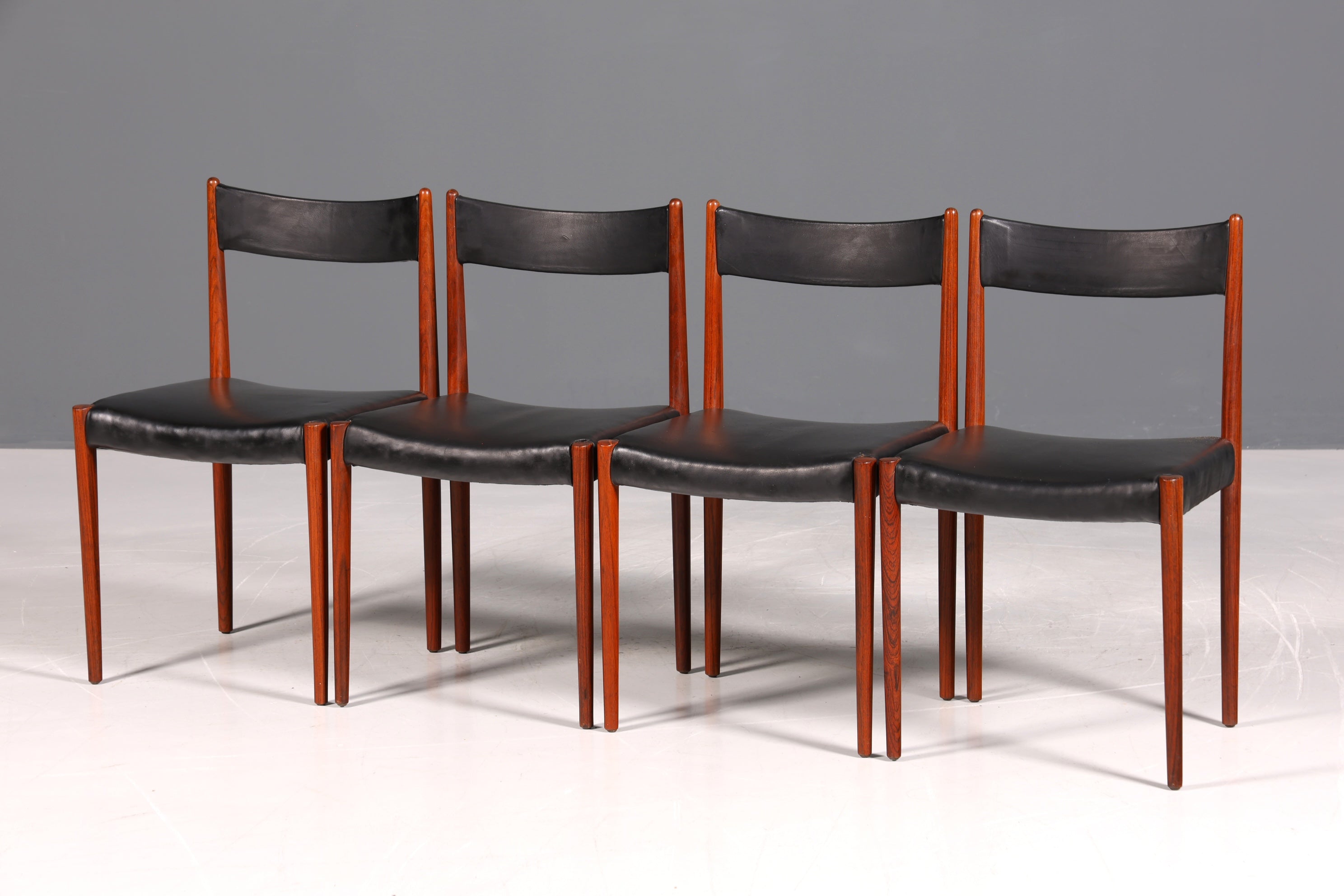 Ensemble de 4 chaises de cuisine rétro en palissandre, style Mid-Century, avec revêtement en cuir véritable et design danois.