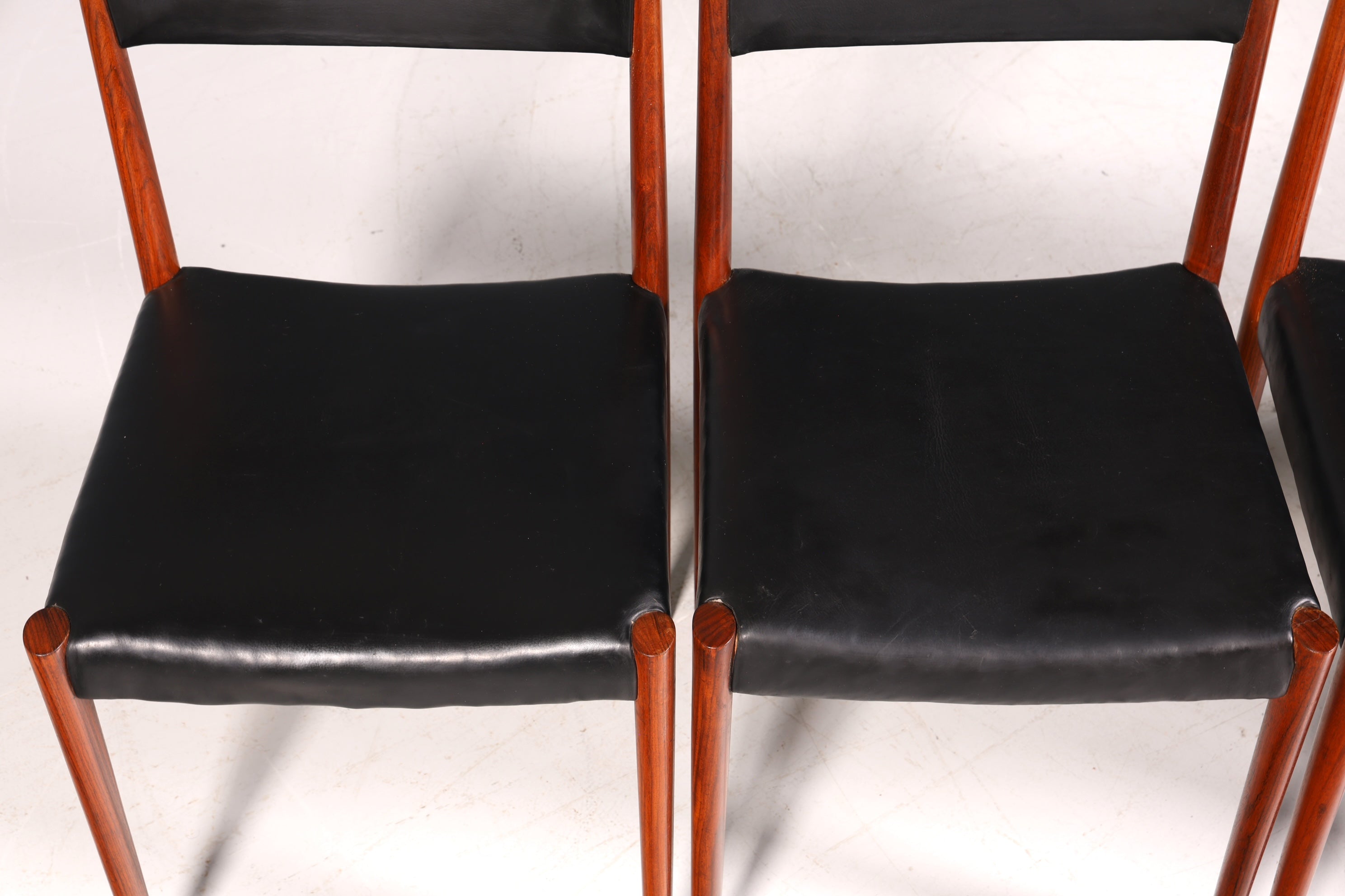 Ensemble de 4 chaises de cuisine rétro en palissandre, style Mid-Century, avec revêtement en cuir véritable et design danois.