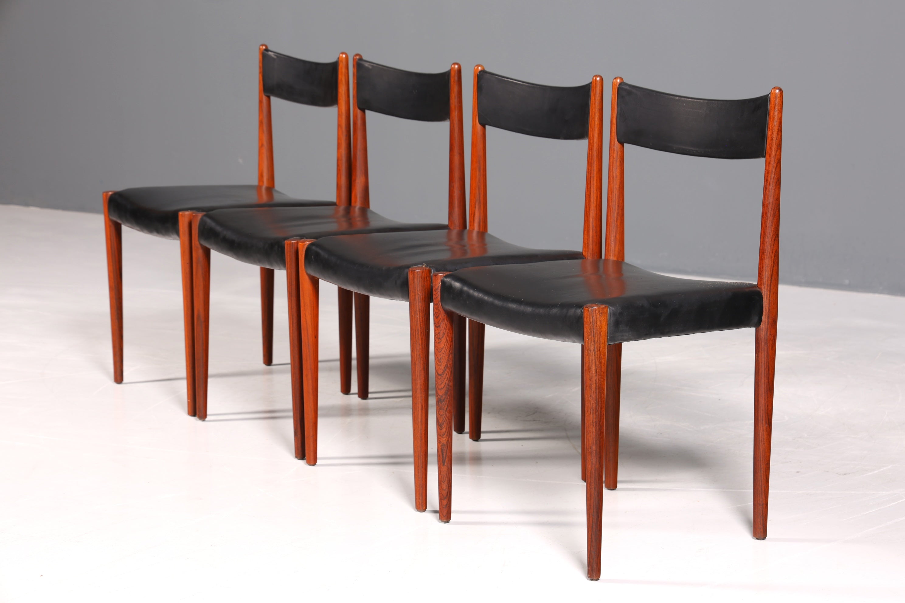 Ensemble de 4 chaises de cuisine rétro en palissandre, style Mid-Century, avec revêtement en cuir véritable et design danois.