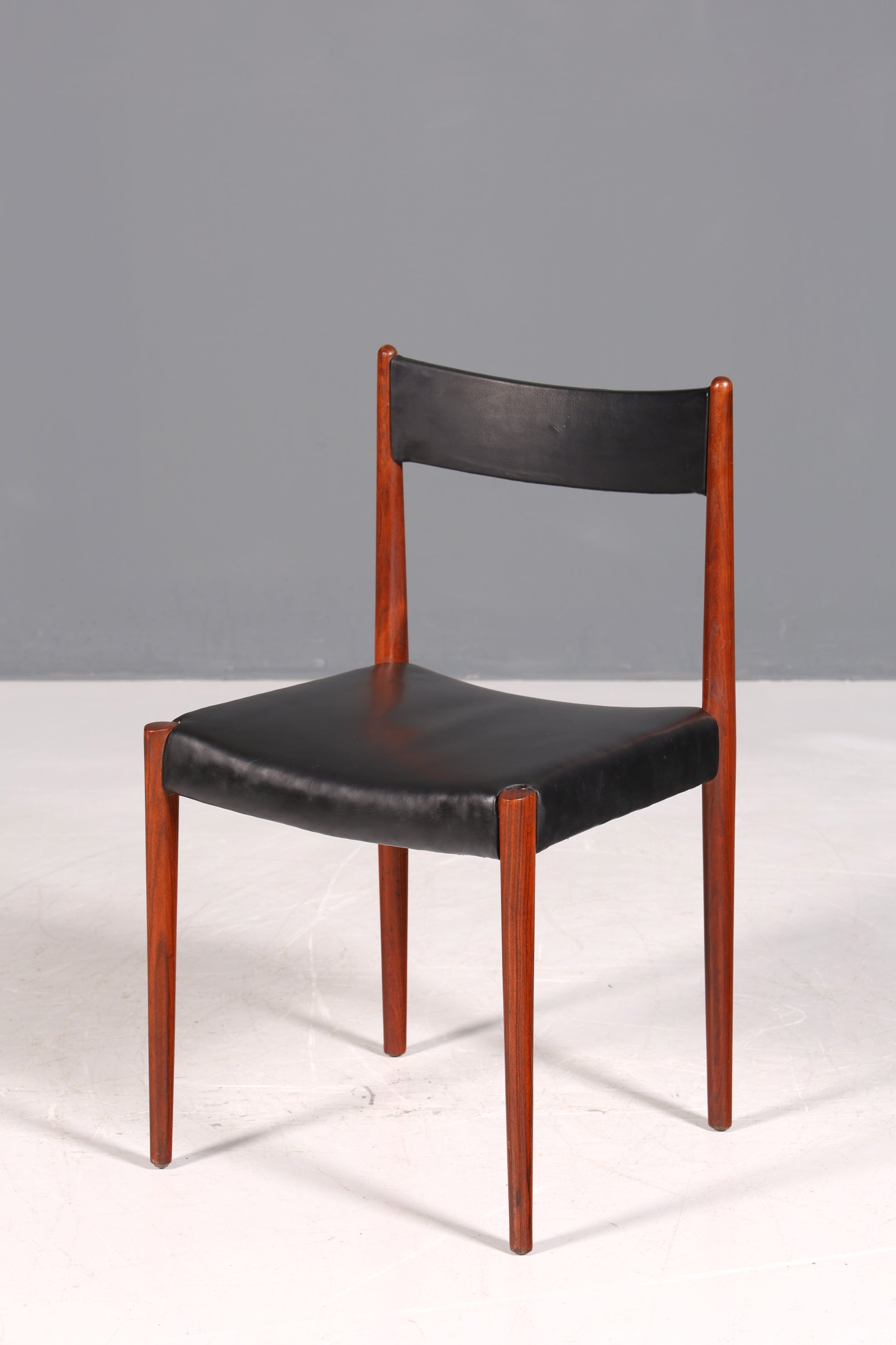 Ensemble de 4 chaises de cuisine rétro en palissandre, style Mid-Century, avec revêtement en cuir véritable et design danois.