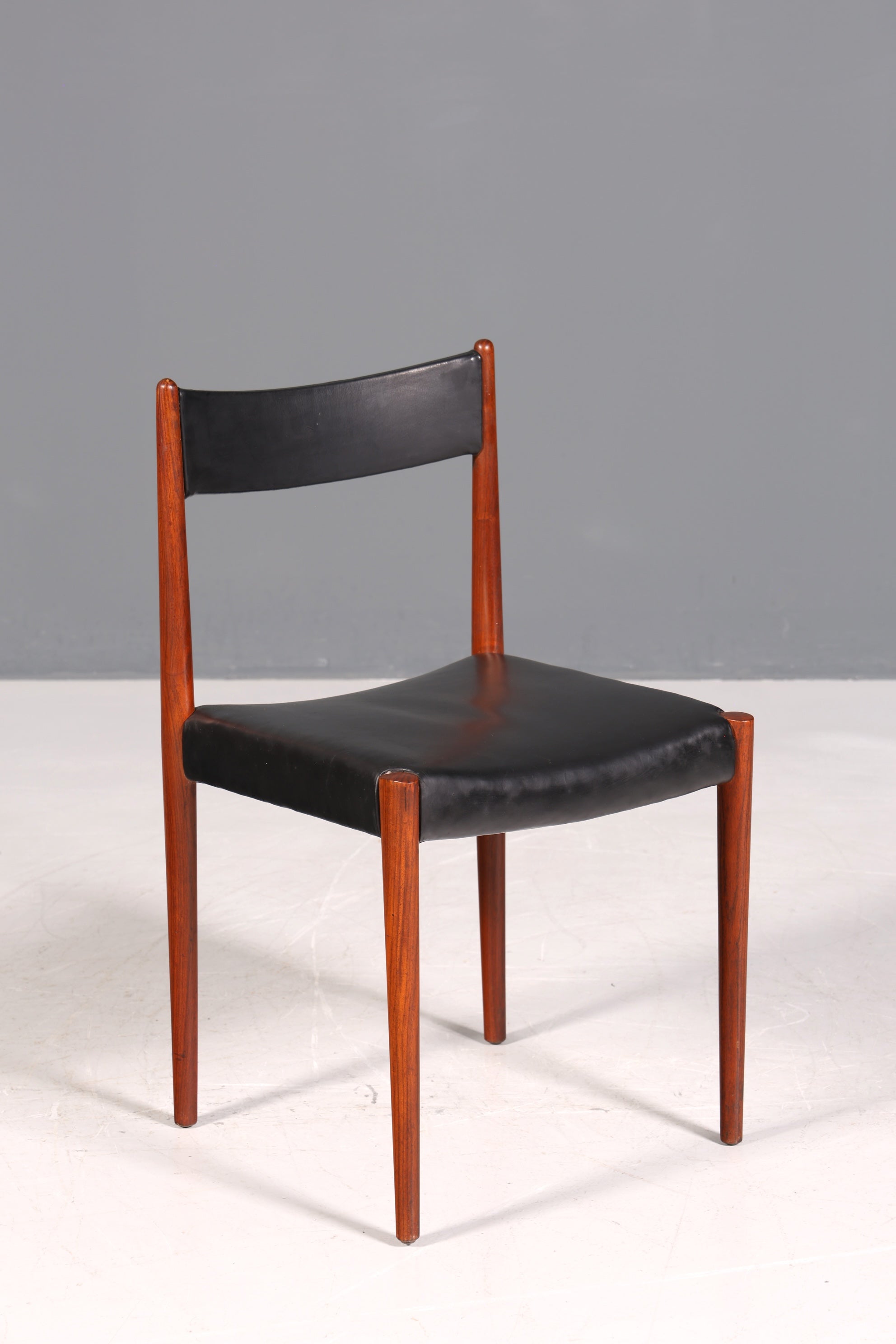 Ensemble de 4 chaises de cuisine rétro en palissandre, style Mid-Century, avec revêtement en cuir véritable et design danois.