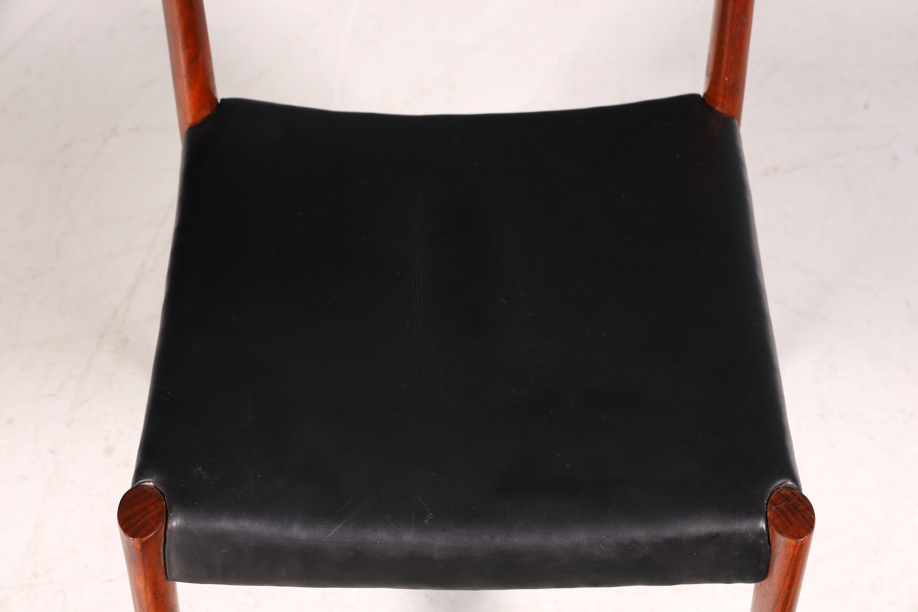 Ensemble de 4 chaises de cuisine rétro en palissandre, style Mid-Century, avec revêtement en cuir véritable et design danois.