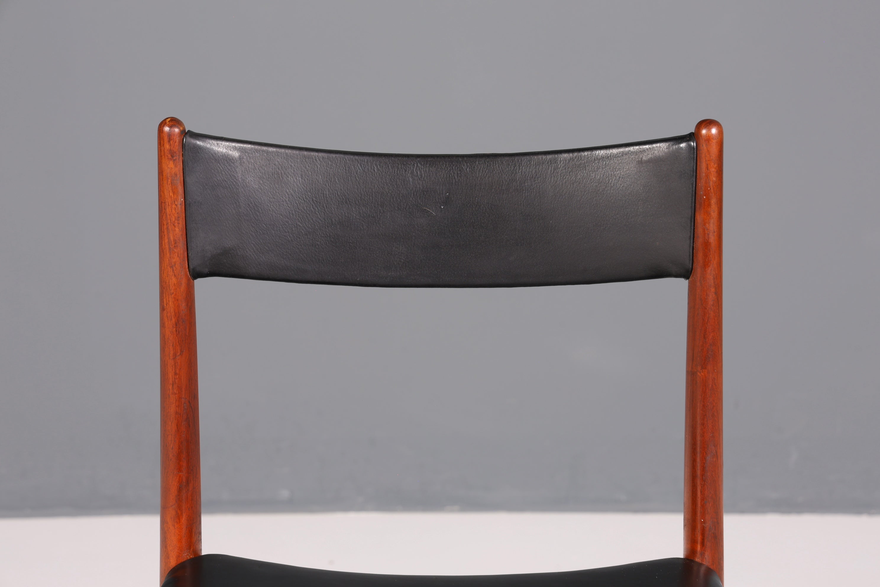 Ensemble de 4 chaises de cuisine rétro en palissandre, style Mid-Century, avec revêtement en cuir véritable et design danois.