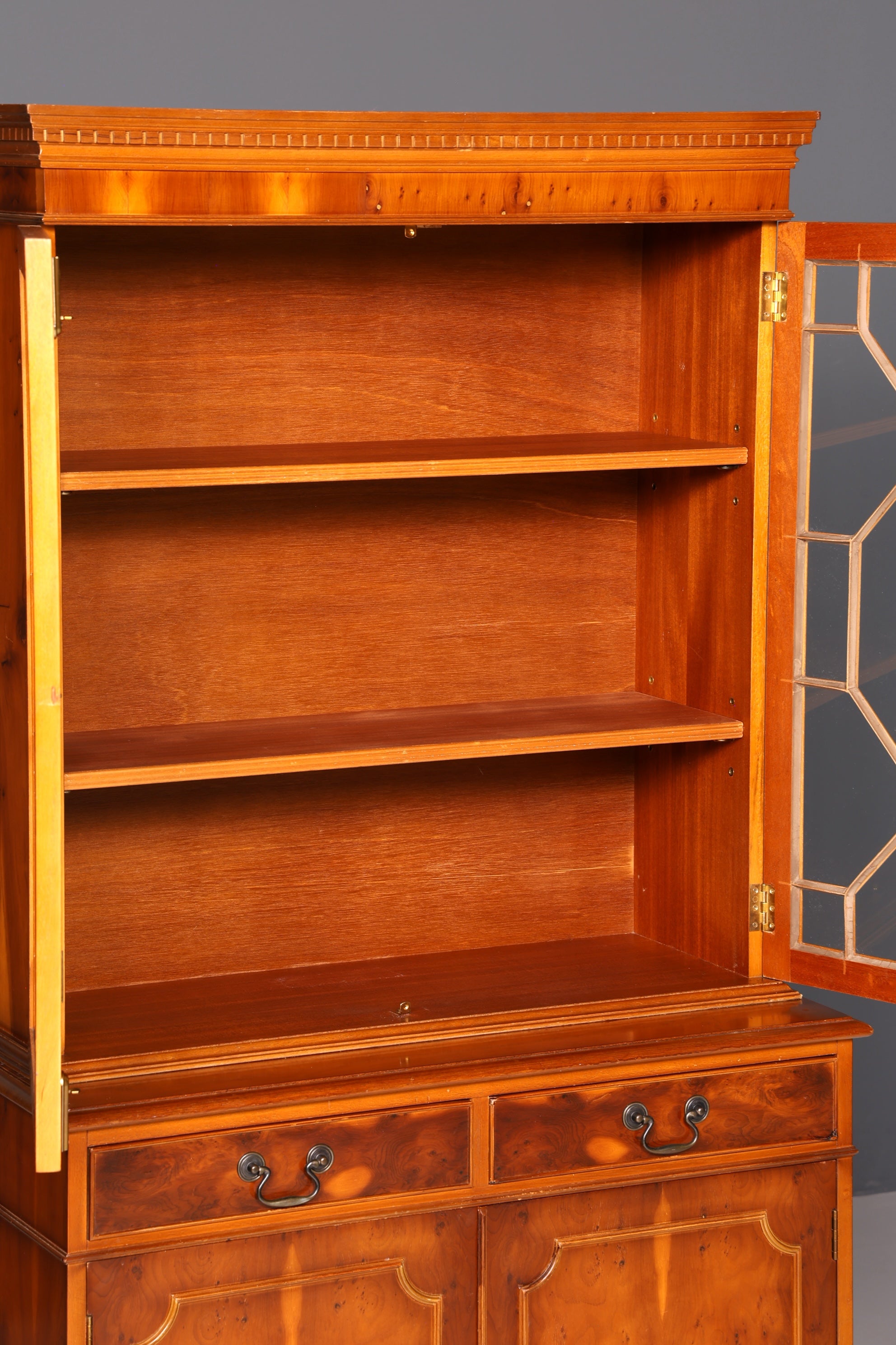 Traumhafte Englische Vitrine Eiche Holz Bibliothek Bücherschrank Buffet Vitrinenschrank Antik Vintage