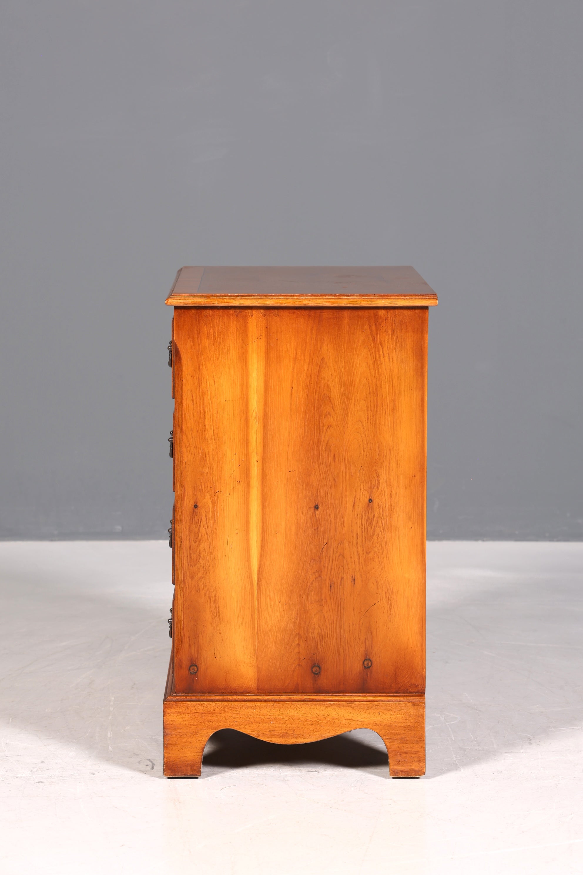 Commode anglaise en if, style rêveur, bois véritable, antiquité des années 1960