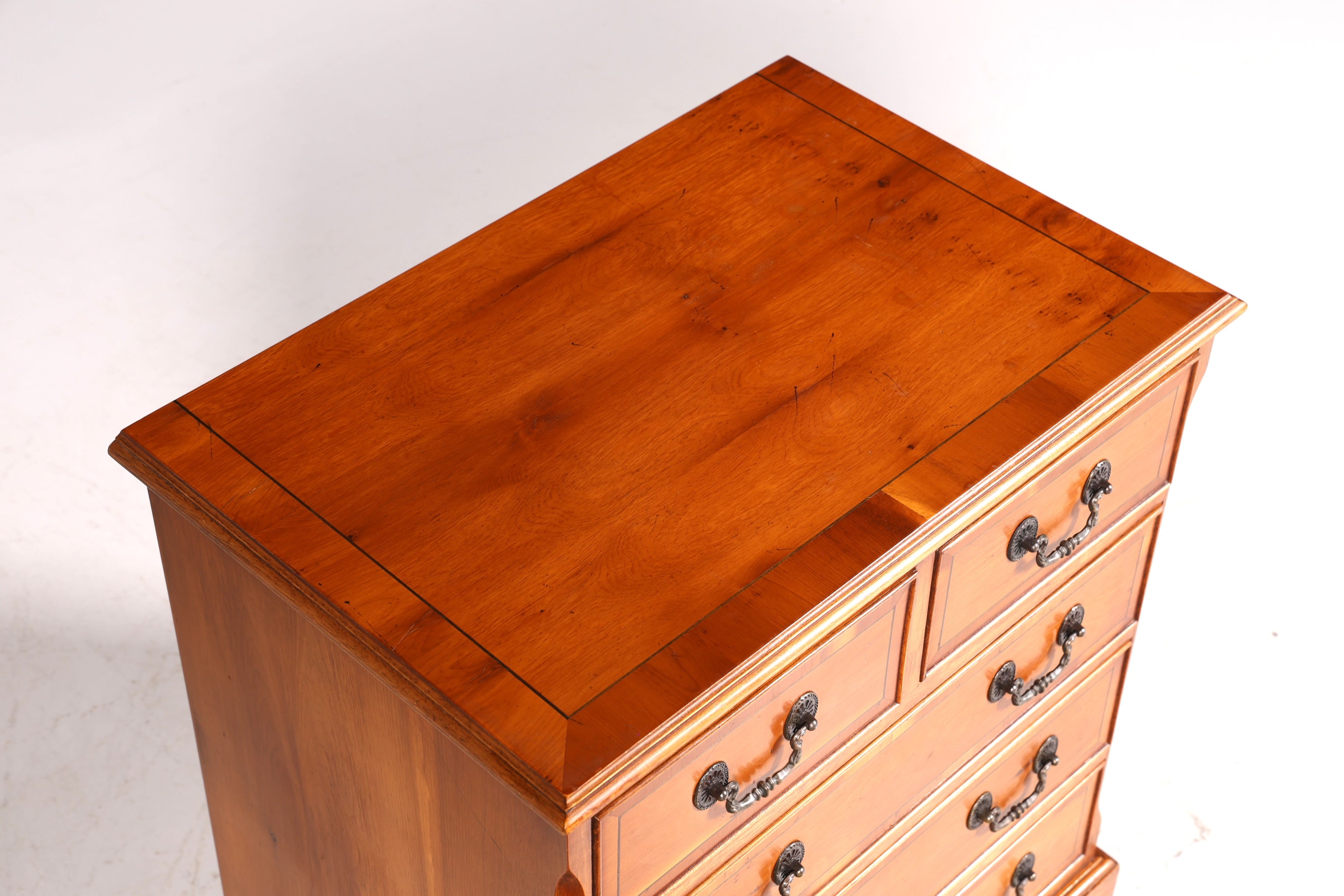 Commode anglaise en if, style rêveur, bois véritable, antiquité des années 1960