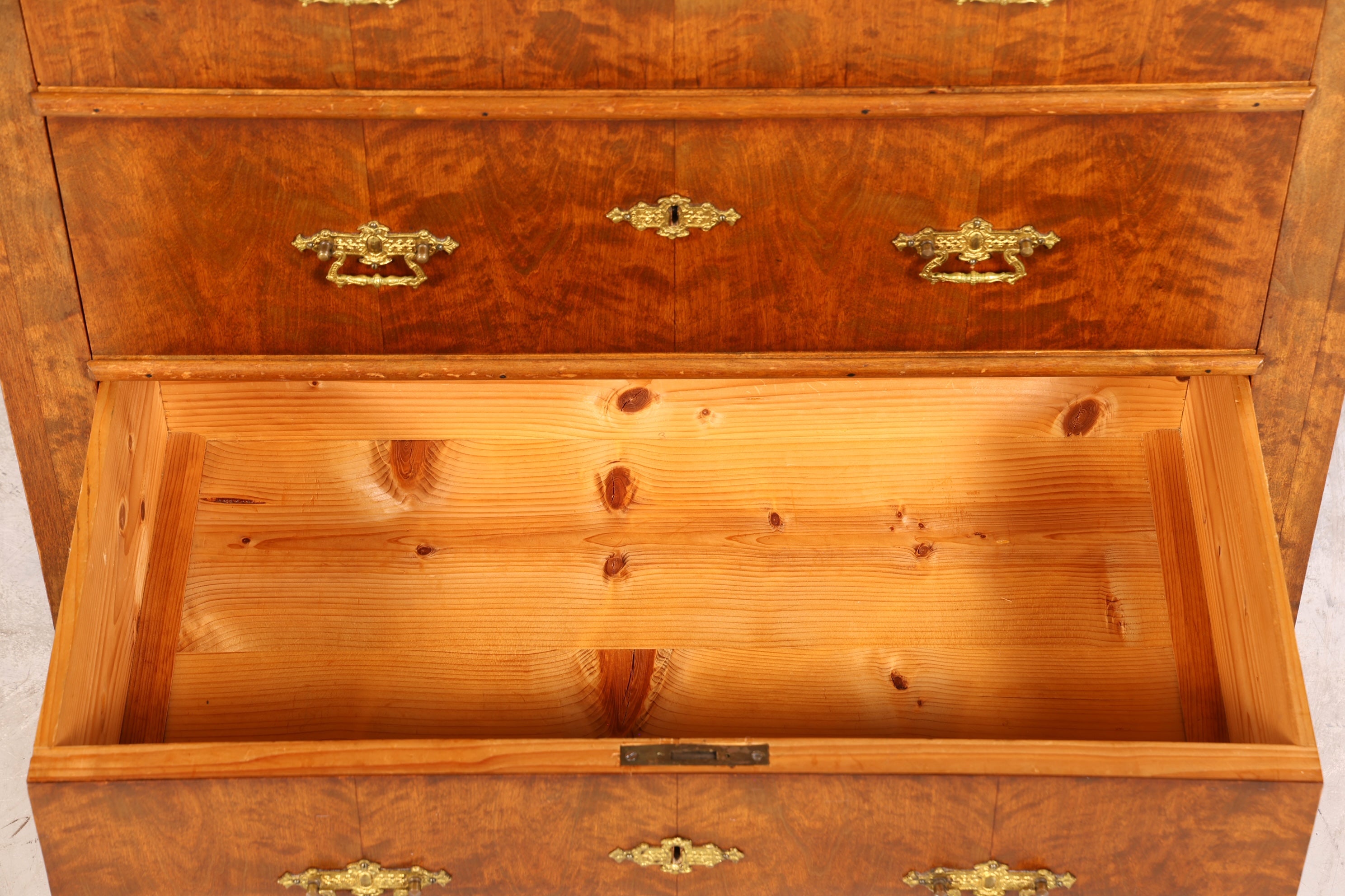 Stilvolle Gründerzeit Kommode Louis Philippe Nussbaum Sideboard um 1880 Antik Schubladenkommode