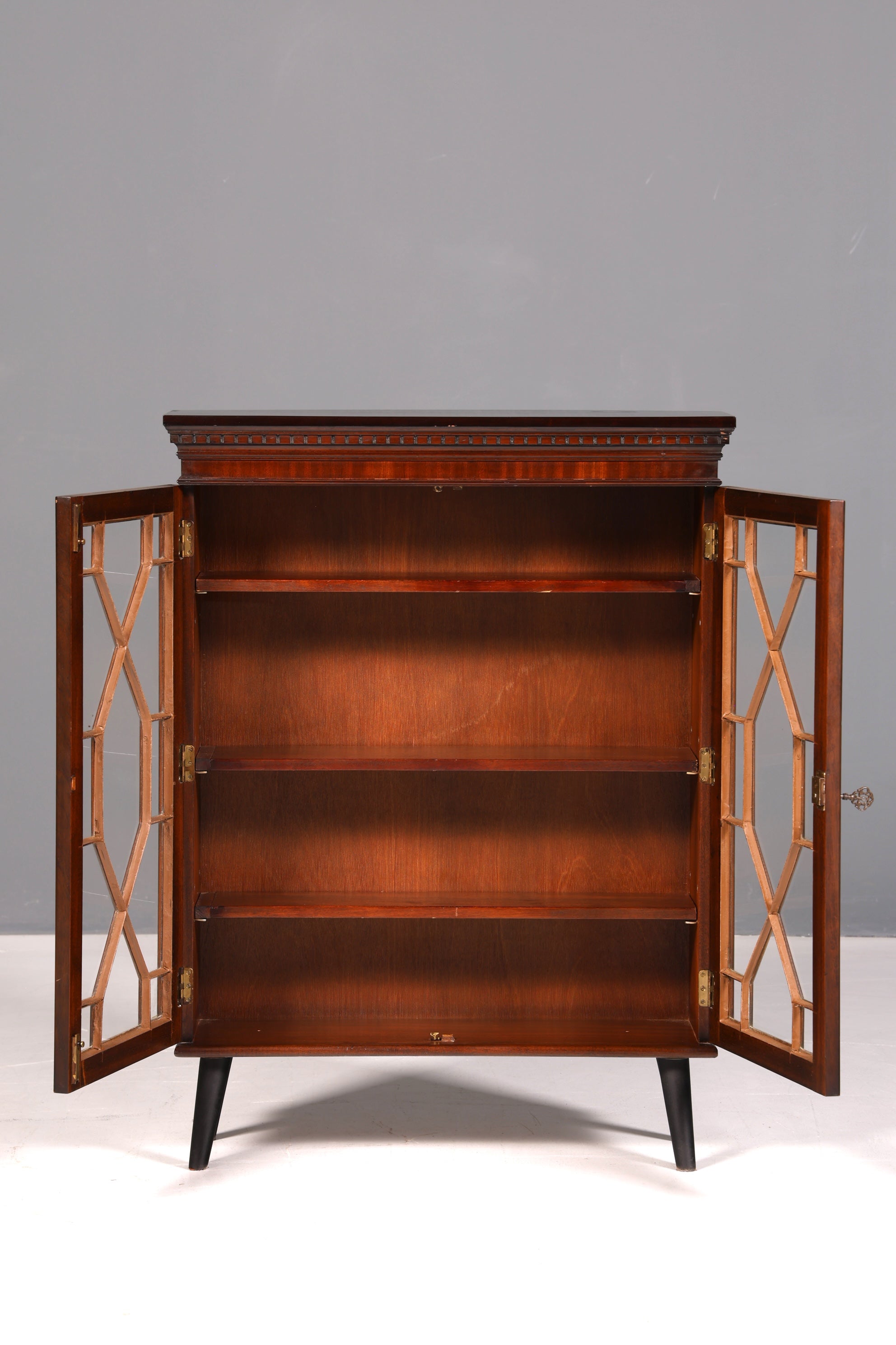 Traumhafte Englische Vitrine Mahagoni Bücherschrank Buffet Antik Stil Glasvitrine Schmal