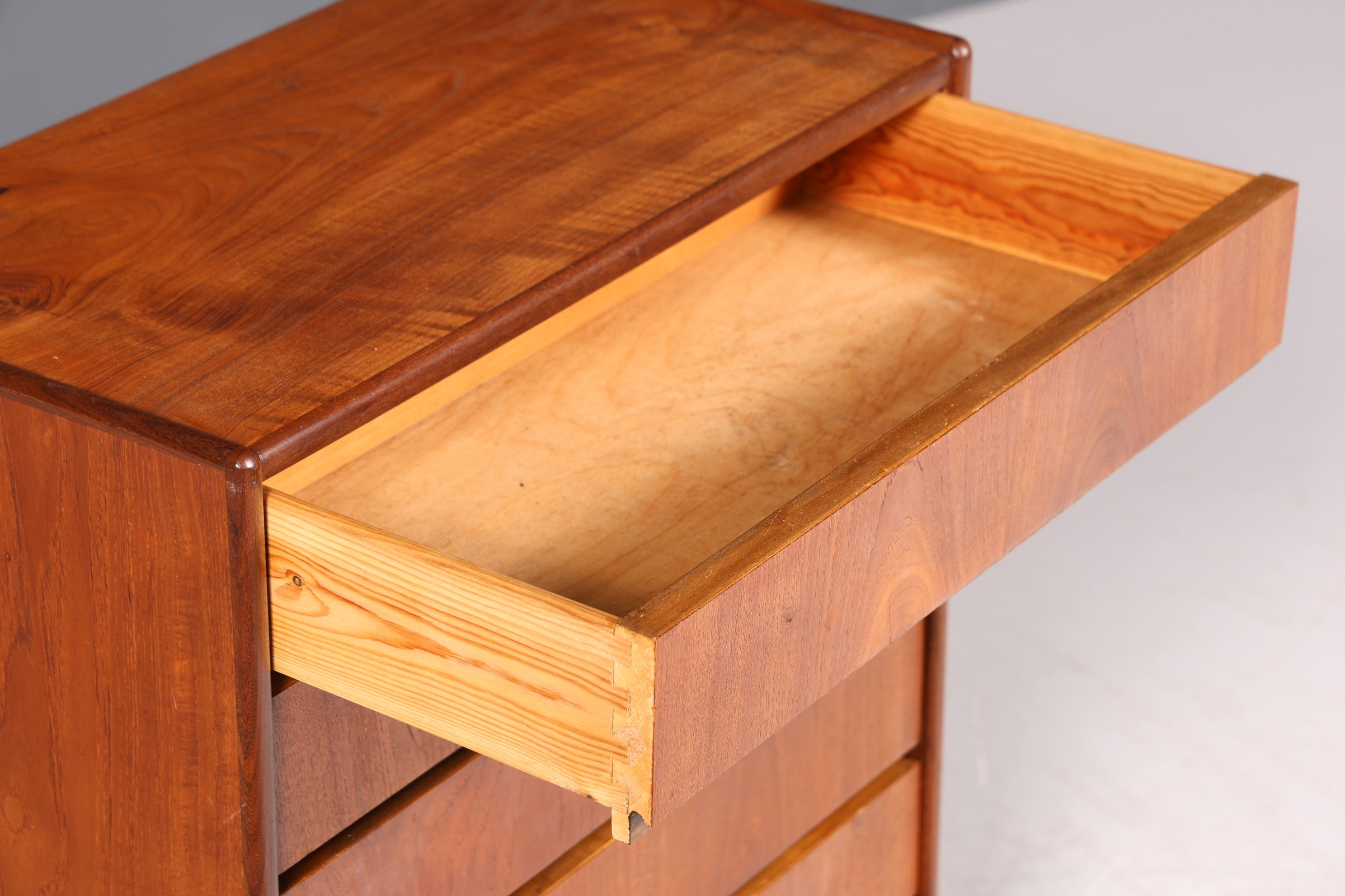 Magnifique commode vintage des années 60/70, design danois, style années 60/70.