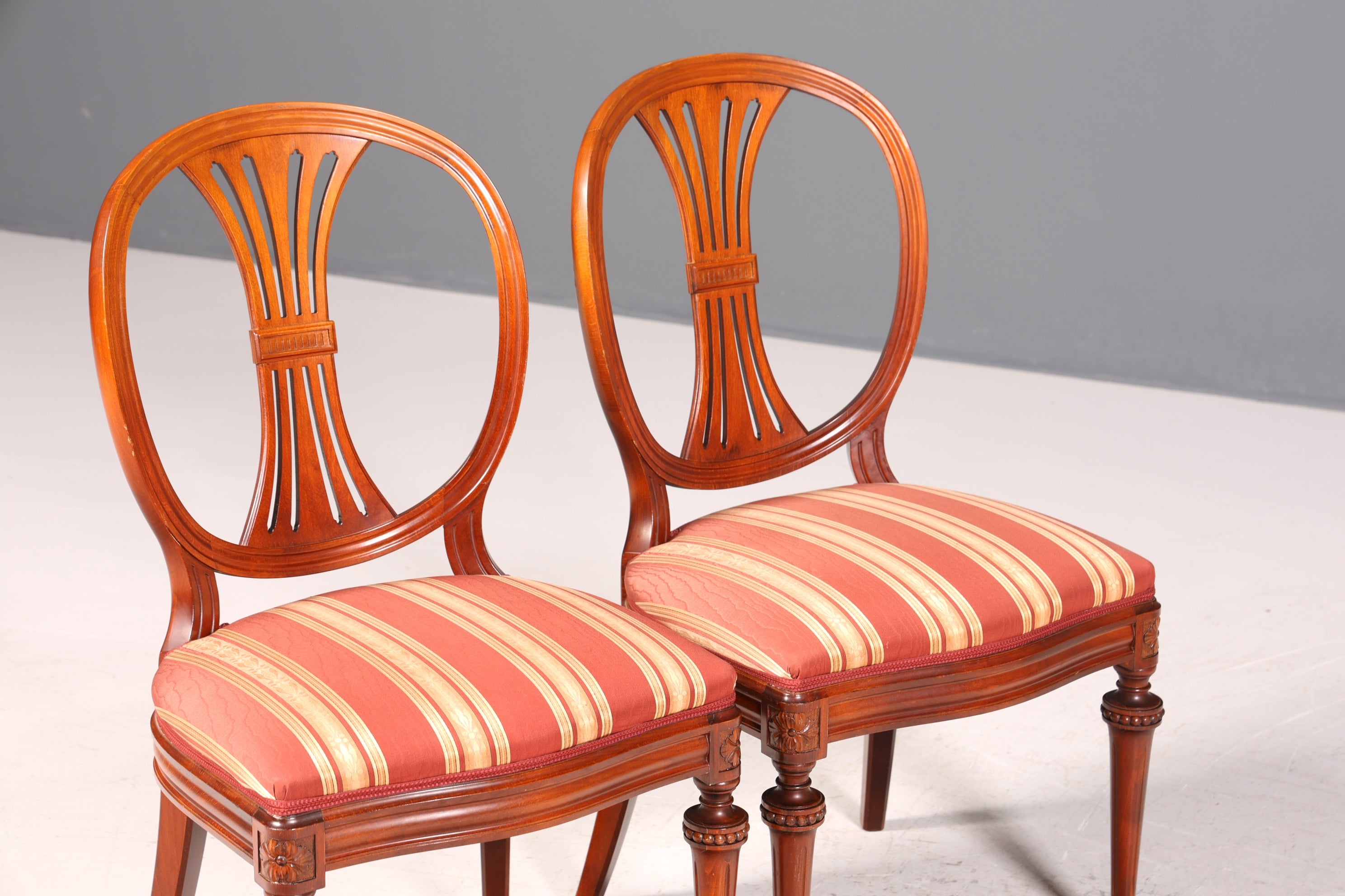 Ensemble de 4 chaises de salle à manger anglaises élégantes, chaises de cuisine antiques des années 1960.