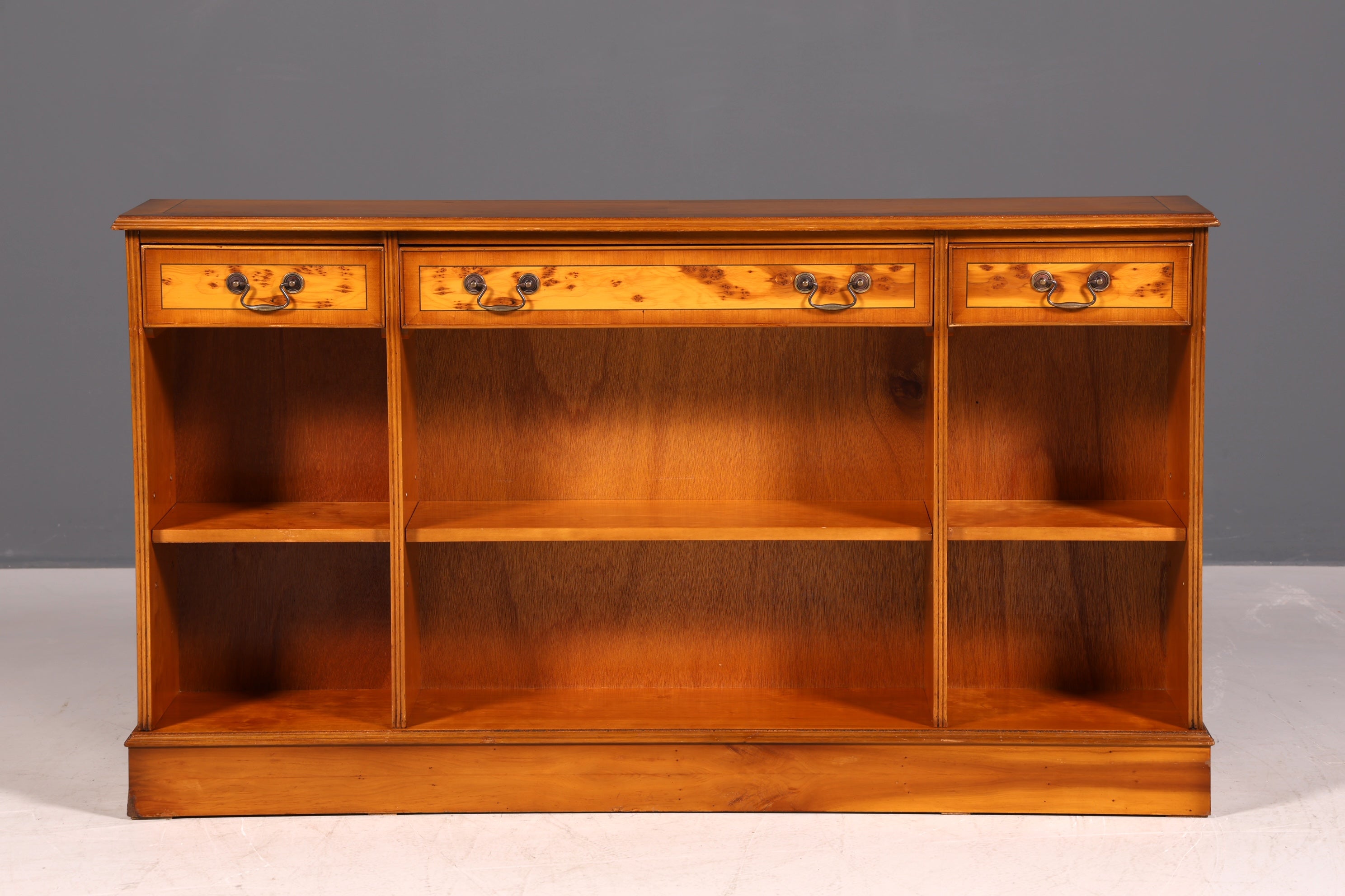 Wunderschönes Englisches Bücherregal Eibe Antik Regal Bookshelf Sideboard Buchablage 60s