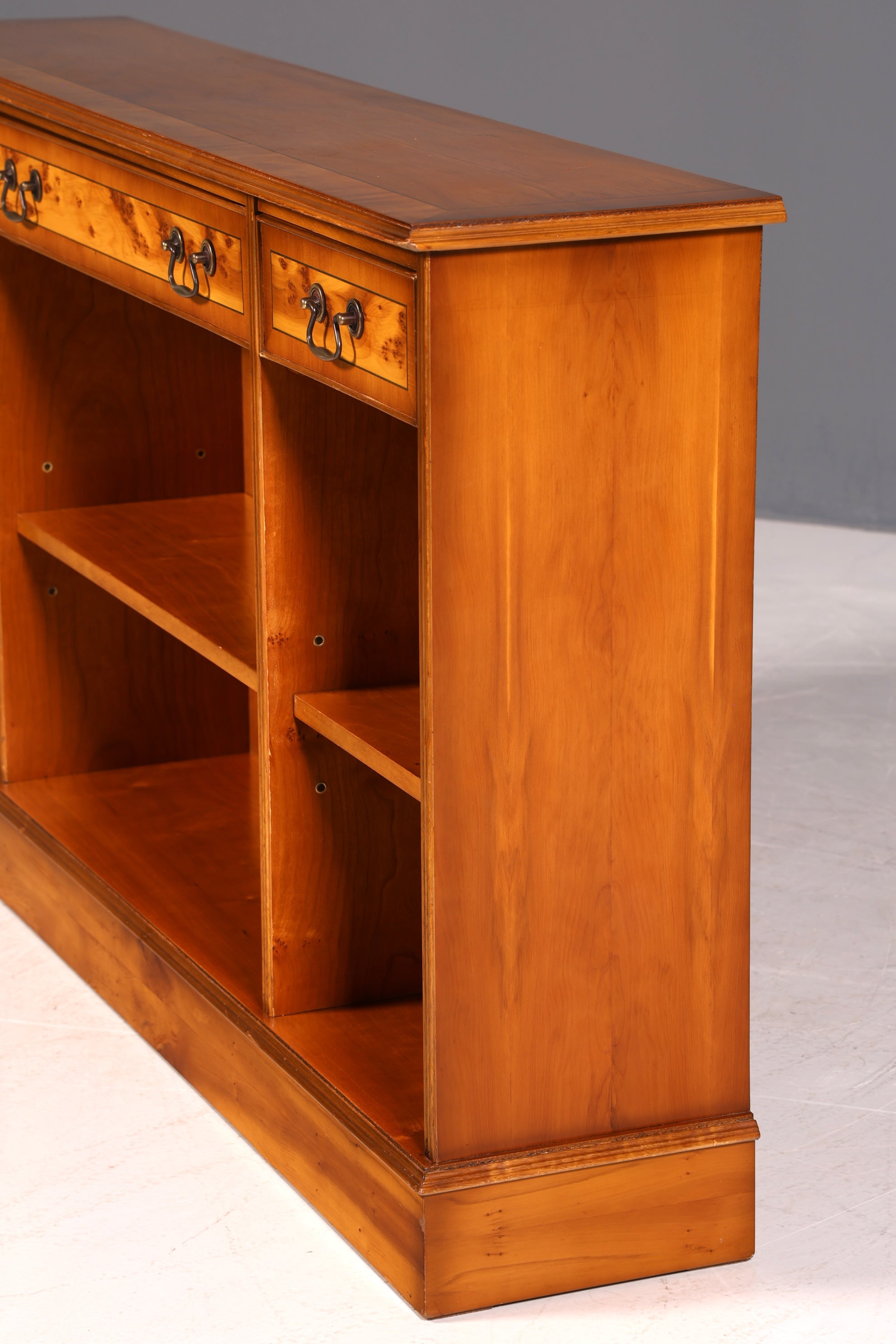 Wunderschönes Englisches Bücherregal Eibe Antik Regal Bookshelf Sideboard Buchablage 60s