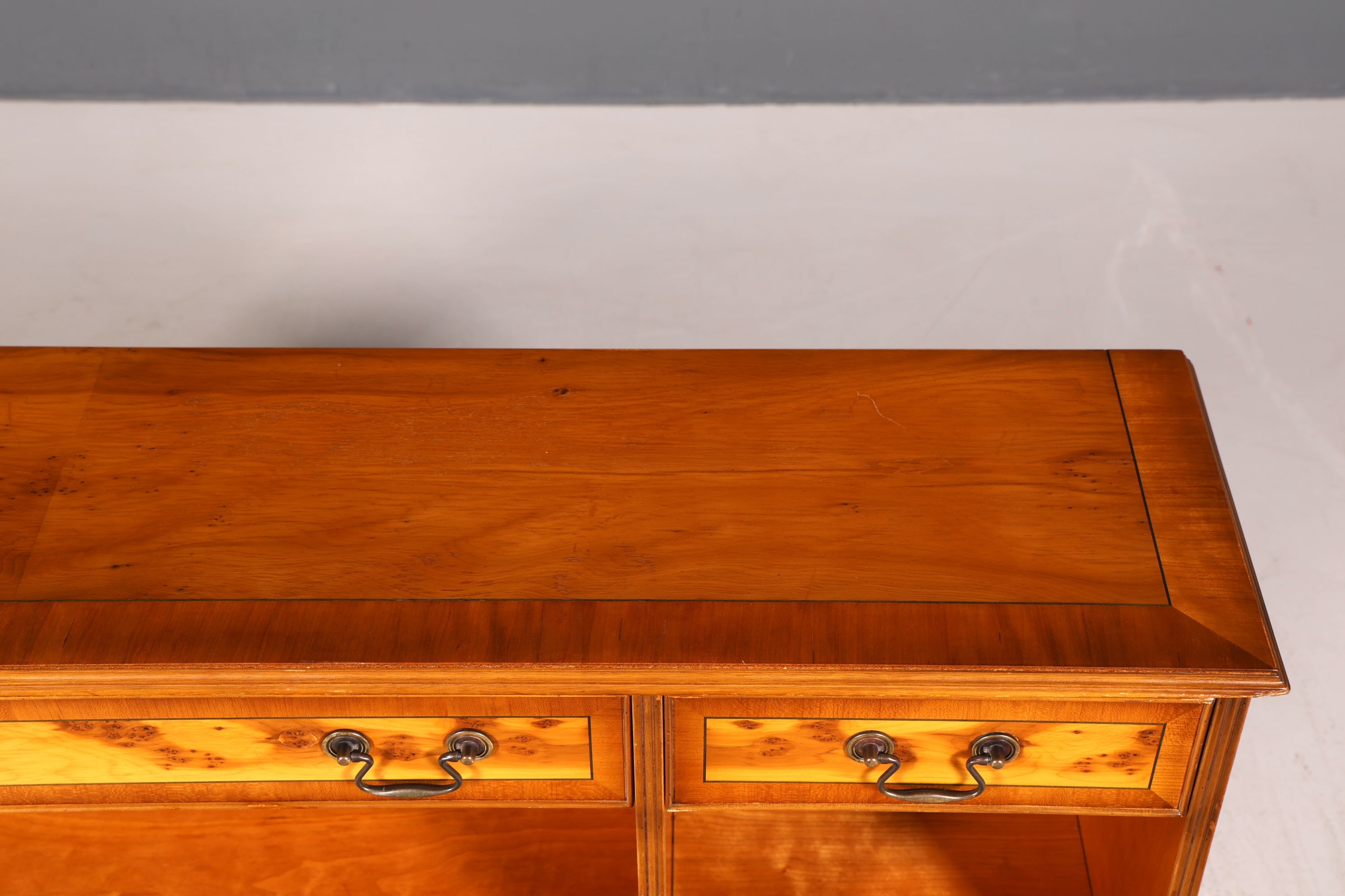 Wunderschönes Englisches Bücherregal Eibe Antik Regal Bookshelf Sideboard Buchablage 60s