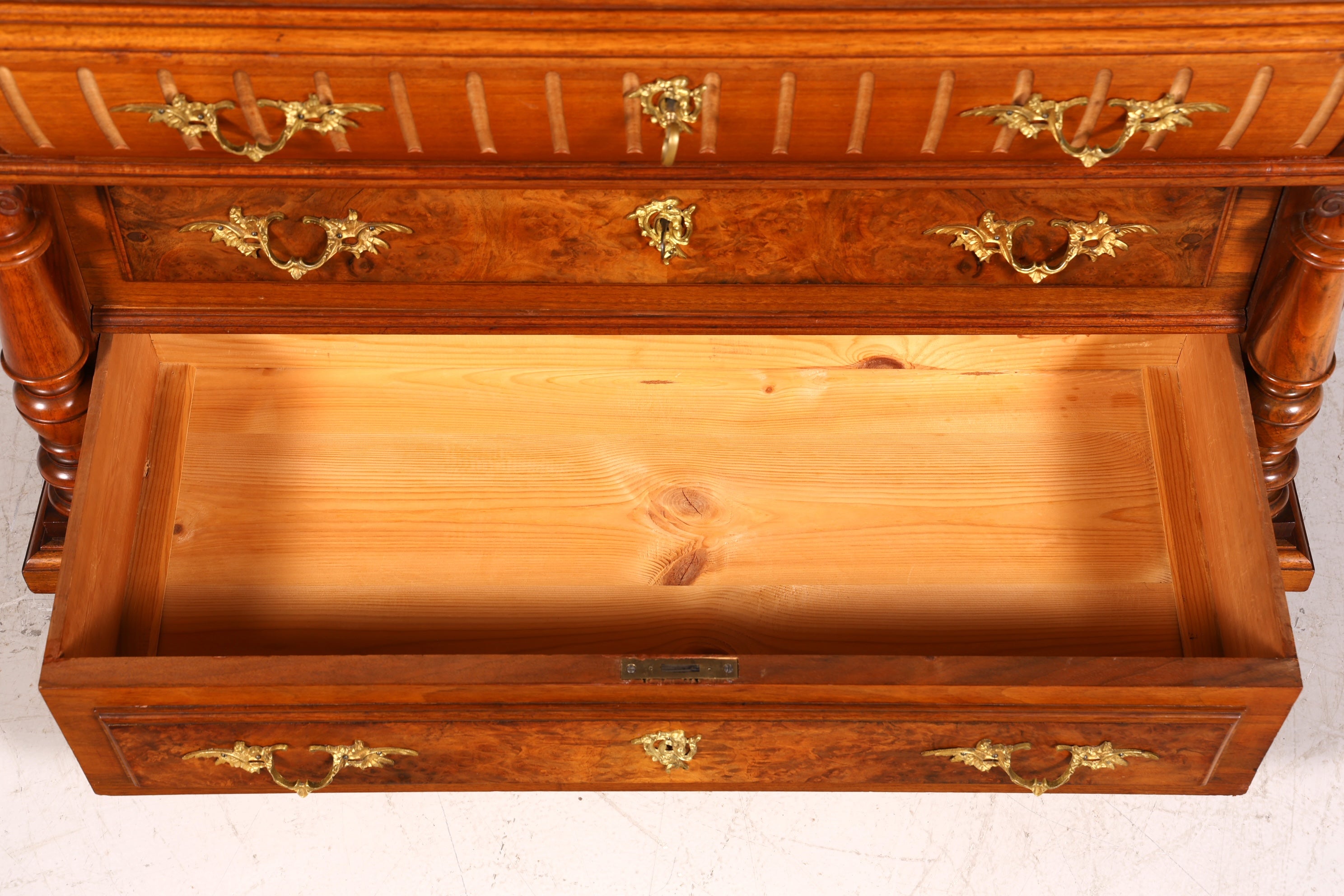 Élégante commode Gründerzeit (fin du XIXe siècle), style Louis Philippe, en noyer, buffet, vers 1880.