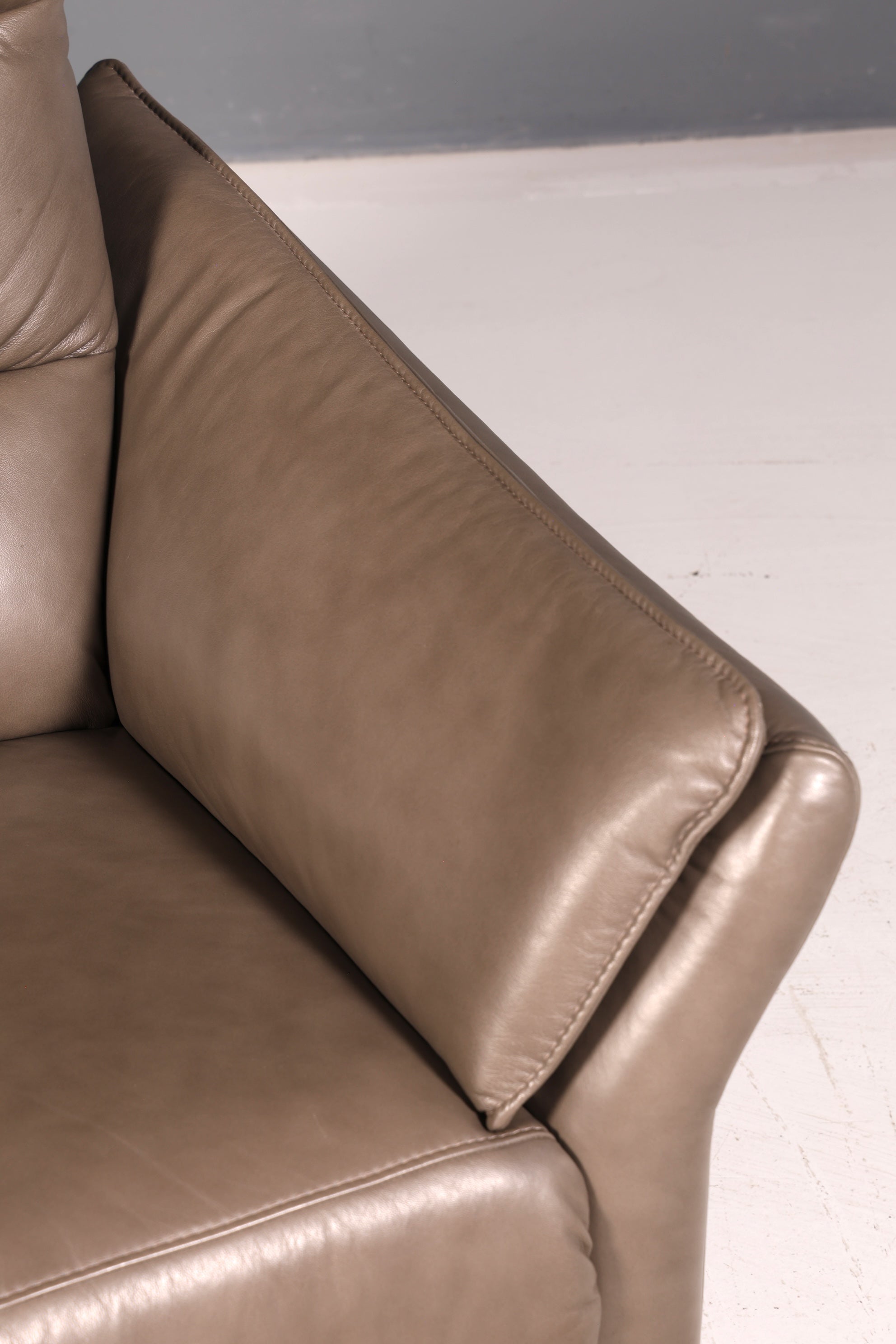 Wunderschöner Moderner Ledersessel Taupe Echt Leder Relaxsessel Loungesessel Polstersessel Armlehnsessel Vintage