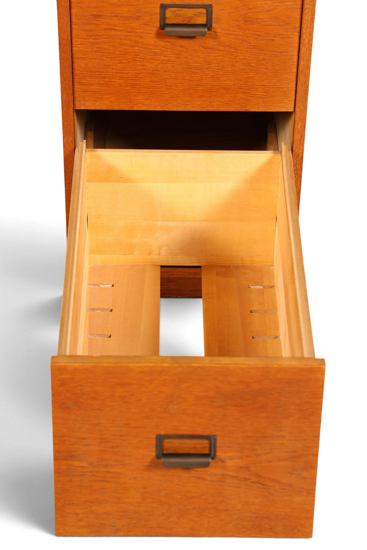 Hauptstadt Möblerei Mid Century Aktenschrank aus massivem Holz mit offener Schublade und Bauhaus-Design