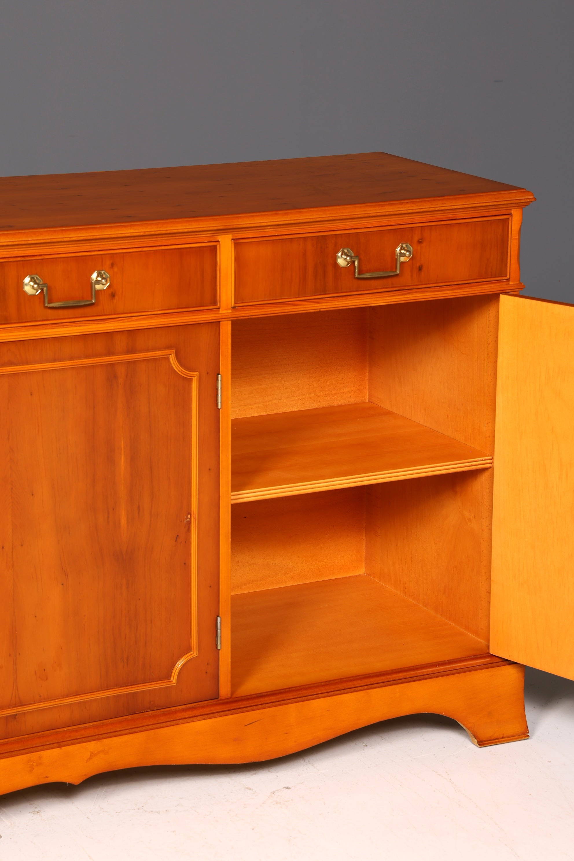 Wunderschönes Englisches Sideboard Eibe Antik Buffetschrank Kommode Schrank Anrichte Vintage