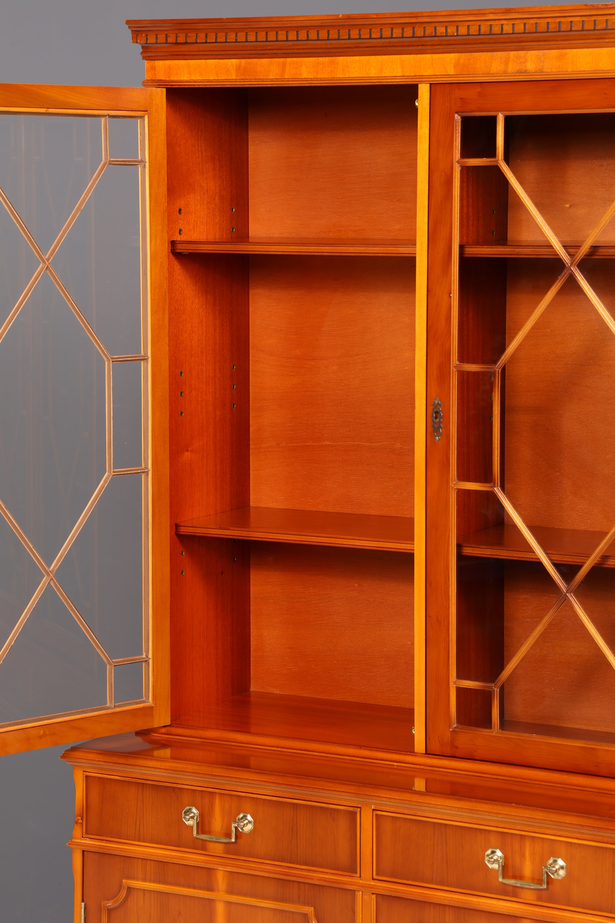 Wunderschöne Englische Vitrine Eibe Bücherschrank Buffet Antik Glasvitrine Schrank Vintage