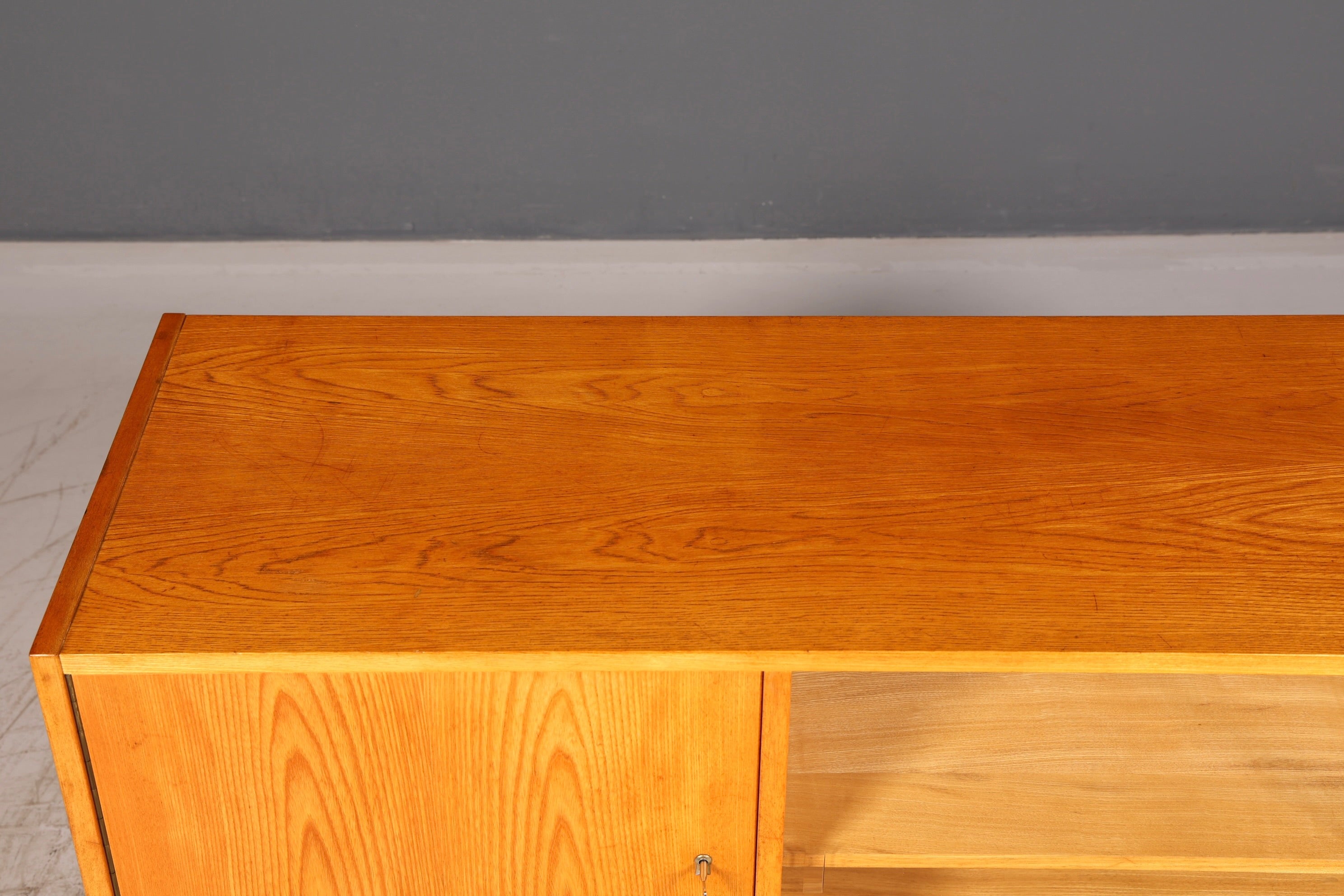 Wunderschönes Original Hellerau Franz Ehrlich Sideboard Modell 602 Mid Century Vitrine Anrichte VEB echt Holz