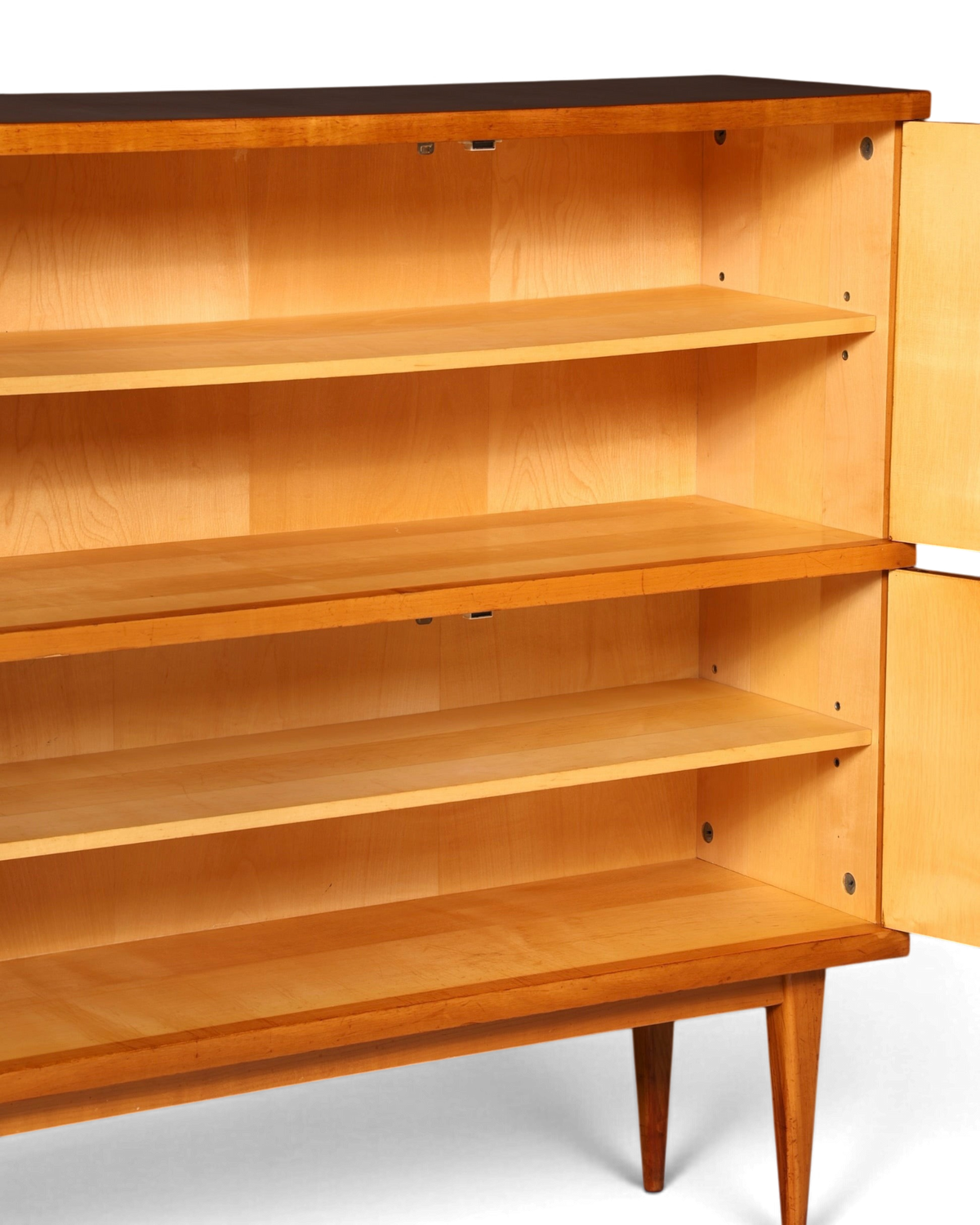 Hauptstadt Möblerei Mid Century Highboard aus hellem Echtholz mit verstellbaren Einlegeböden und konischen Beinen