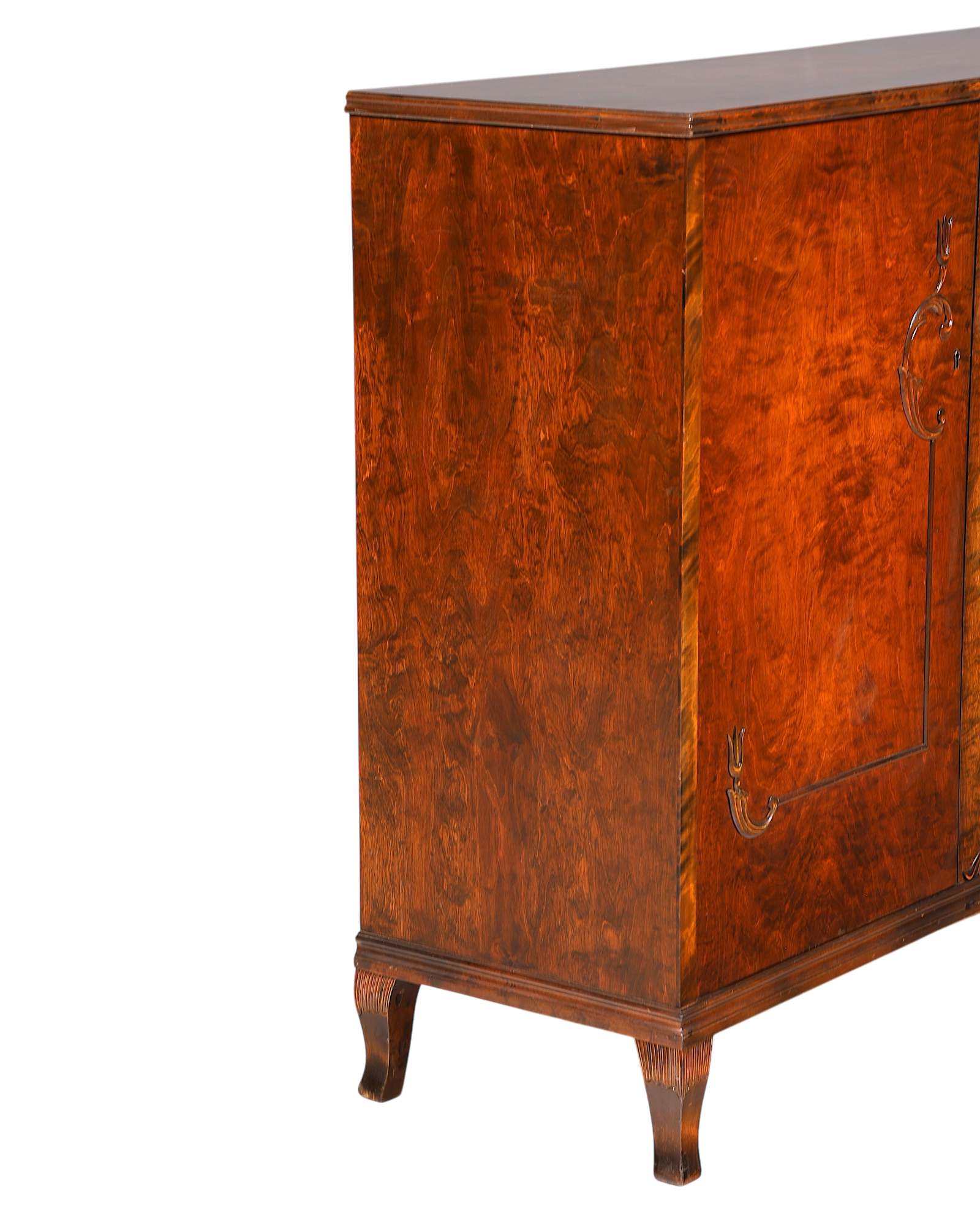 Hauptstadt Möblerei Art Deco Schrank aus massivem Holz mit edler Maserung und eleganten Füßen aus der Zeit um 1930