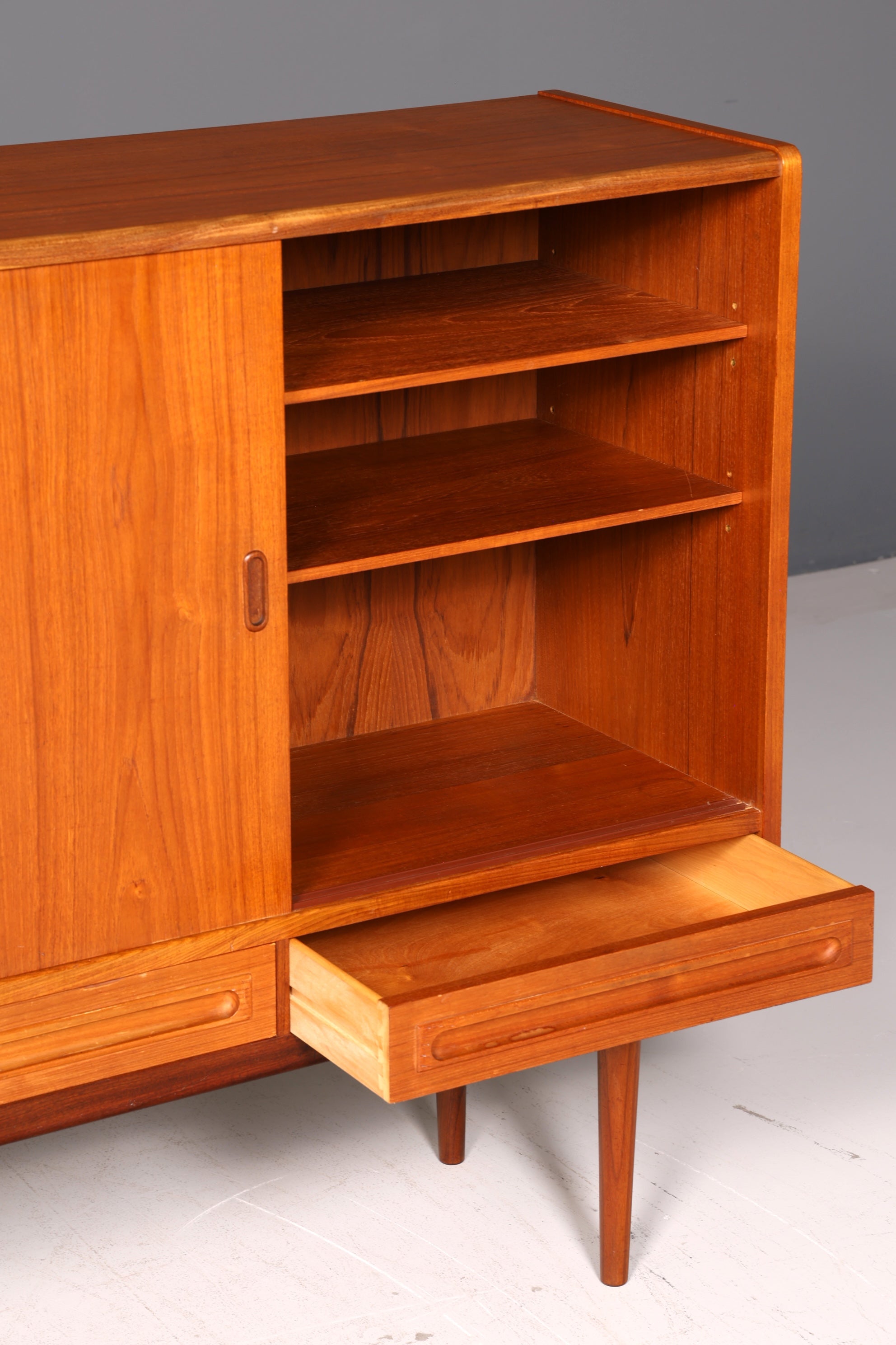 Stilvolles Mid Century Highboard Teak Holz Danish Design Sideboard Schrank Vintage Kommode Skandinavisch