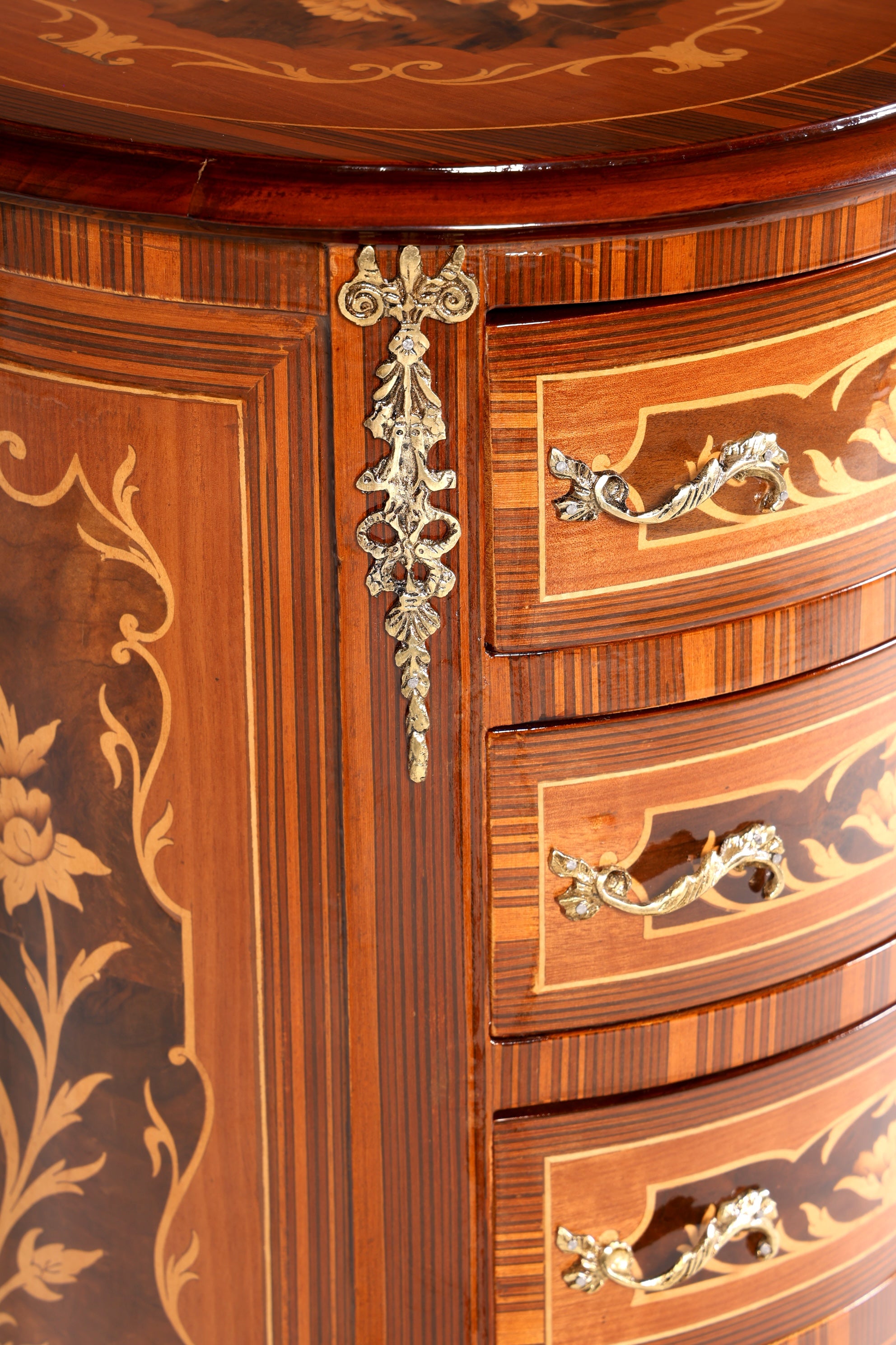 BA12-2 Finition Belle commode de style baroque avec incrustations