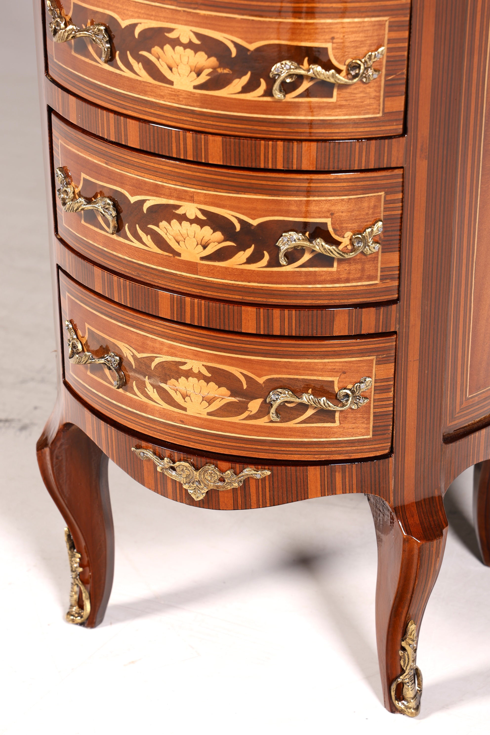BA12-2 Finition Belle commode de style baroque avec incrustations