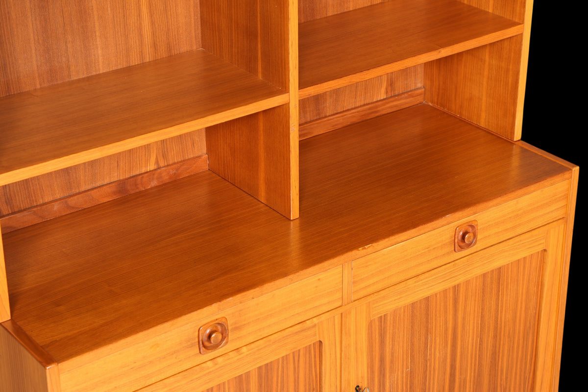 Hauptstadt Möblerei Mid Century Regal aus Holz mit höhenverstellbaren Einlegeböden im skandinavischen Danish Design