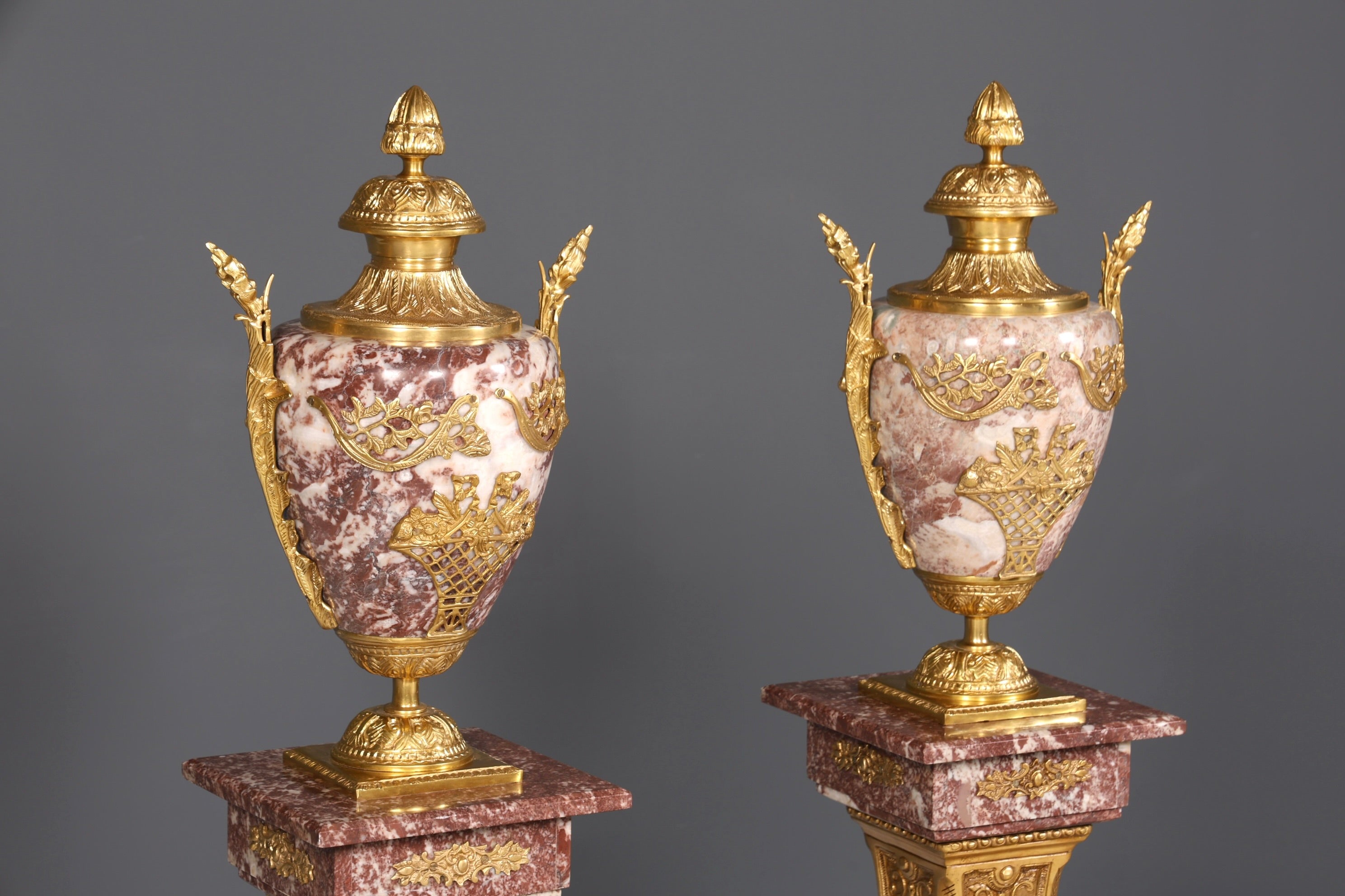 Wunderschöne Barock Stil Säule mit Vase Louis XV Marmor Blumensäule Naturstein Sockel Ablage