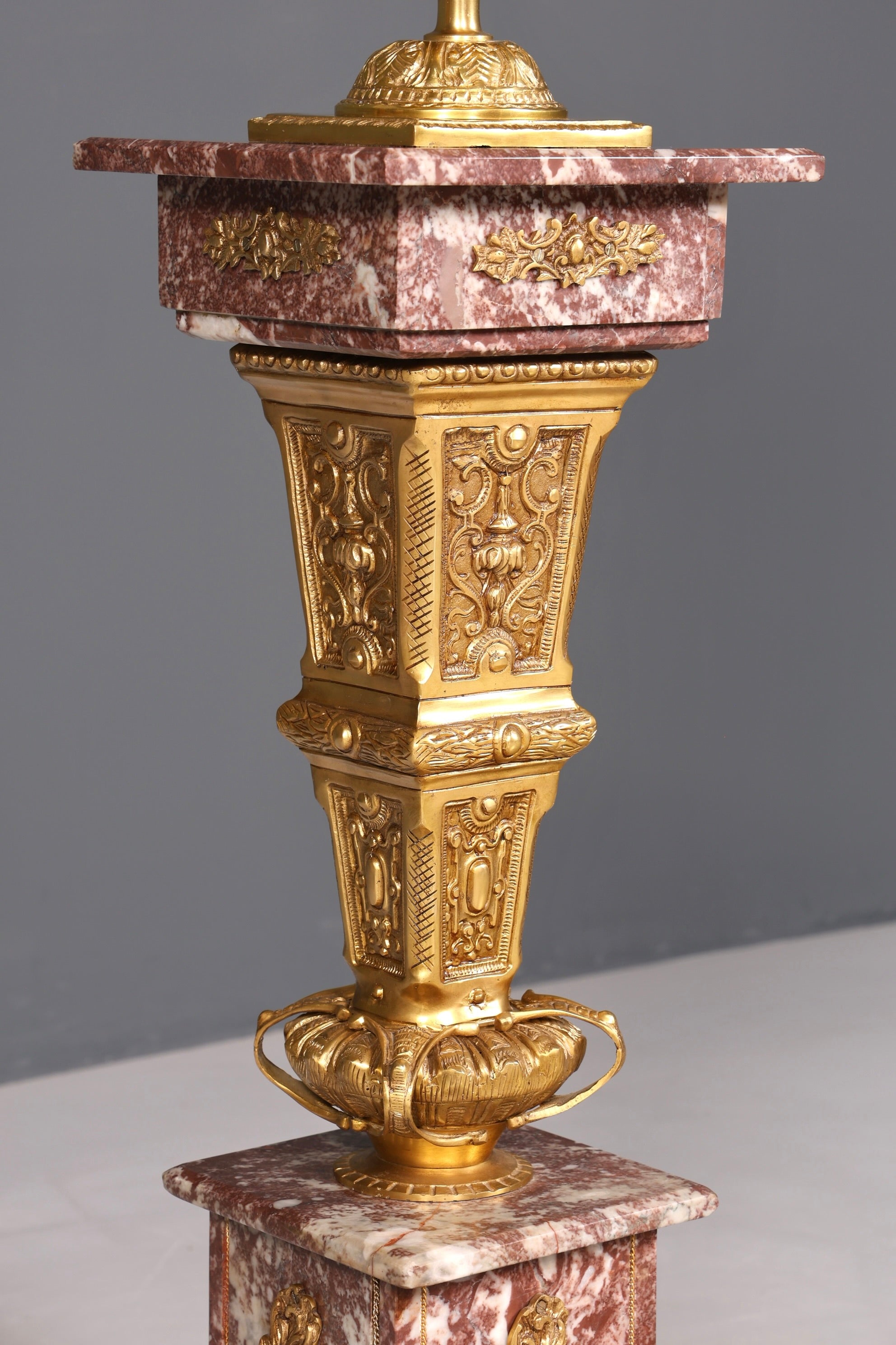 Wunderschöne Barock Stil Säule mit Vase Louis XV Marmor Naturstein Blumensäule Sockel Ablage