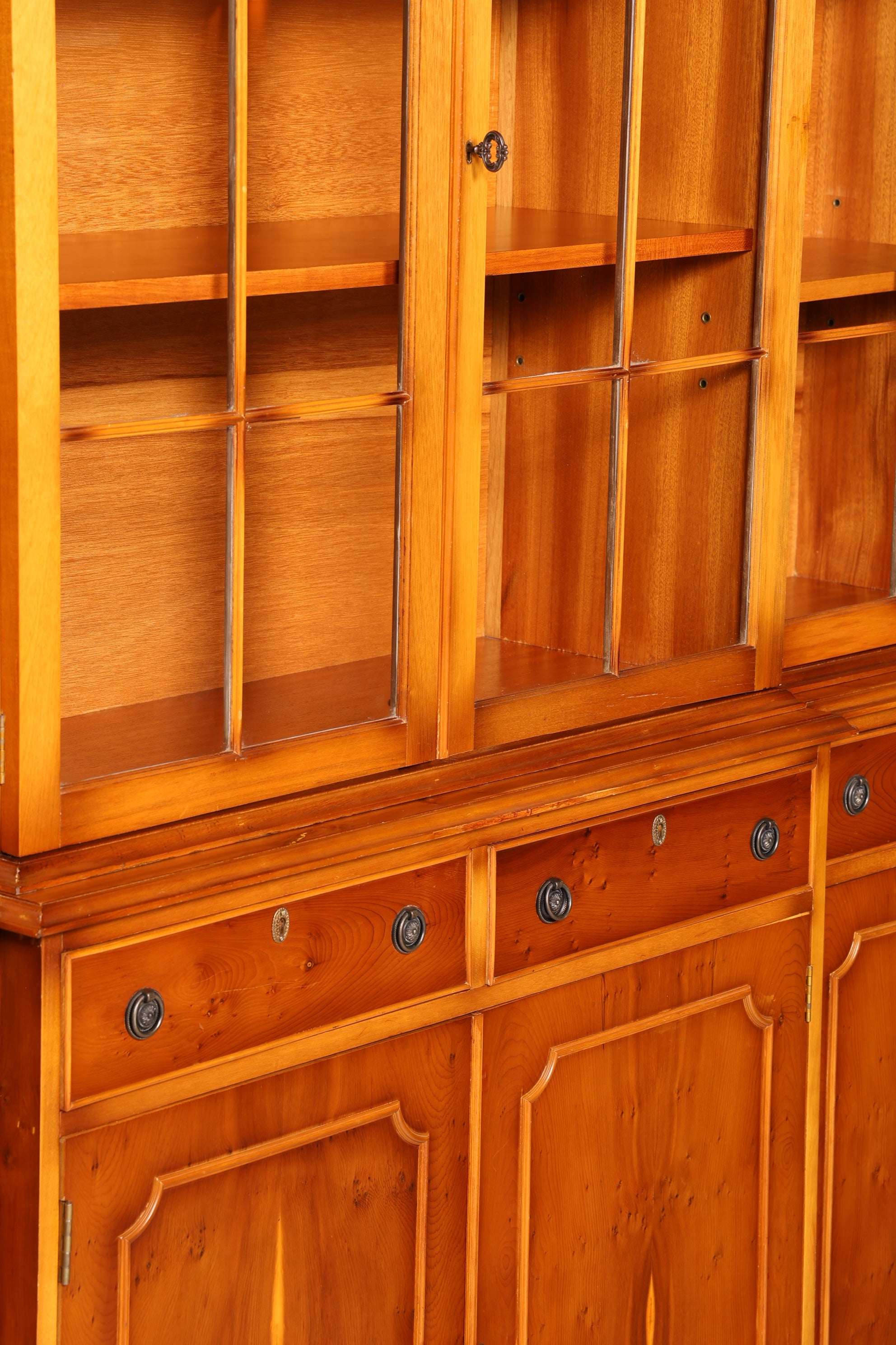 Wunderschöne Englische Vitrine Bücherschrank Eibe Bibliothek Glasvitrine Buffet Vitrinenschrank Antik