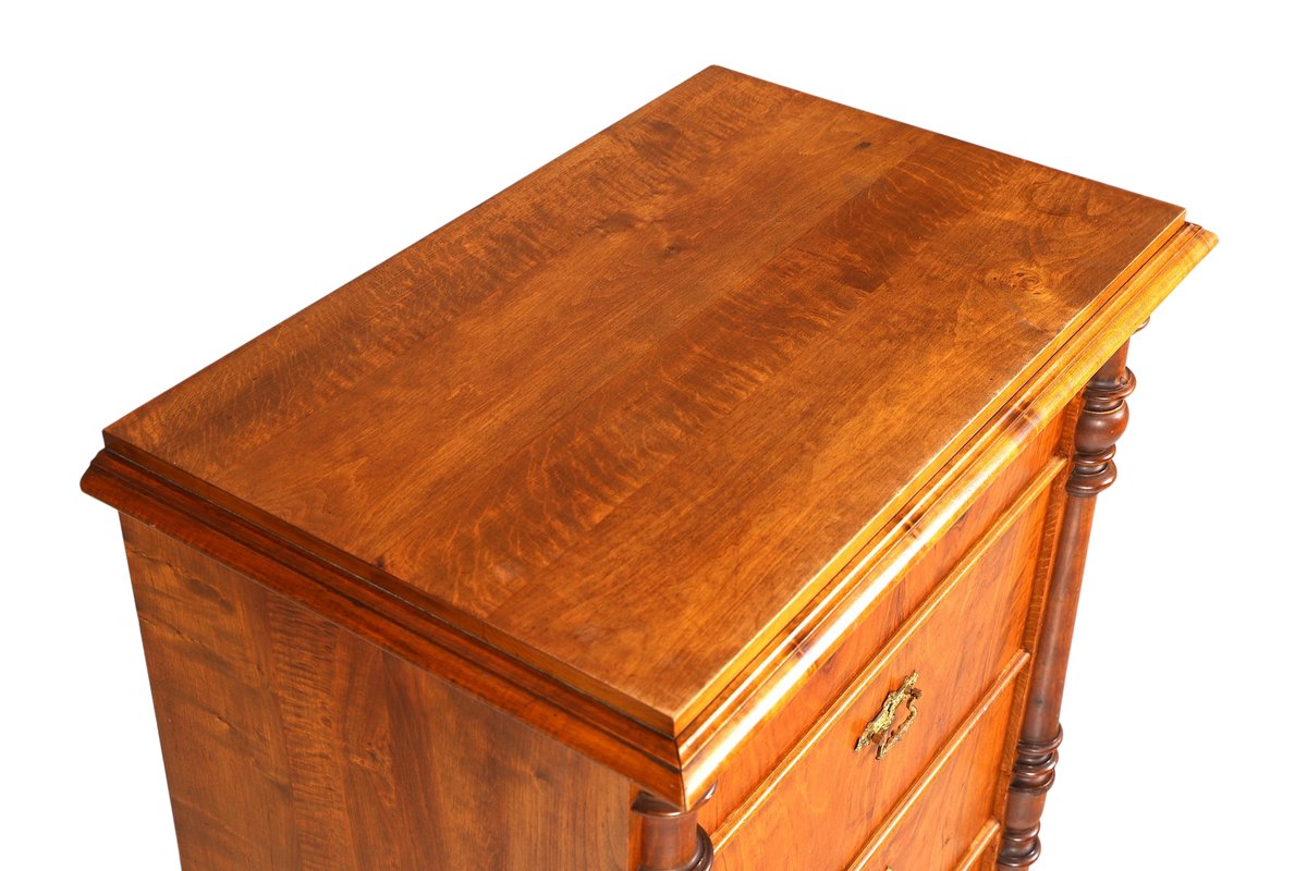Hauptstadt Möblerei antike Gründerzeit Kommode aus massivem Holz mit schöner Maserung und Jugendstil Details