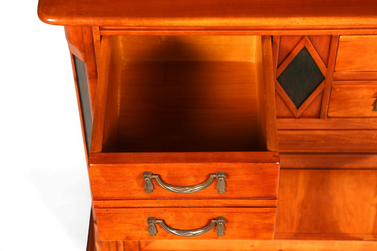 Hauptstadt Möblerei Kommode aus Eibe im Biedermeier Stil mit offener Schublade und antiken Metallgriffen