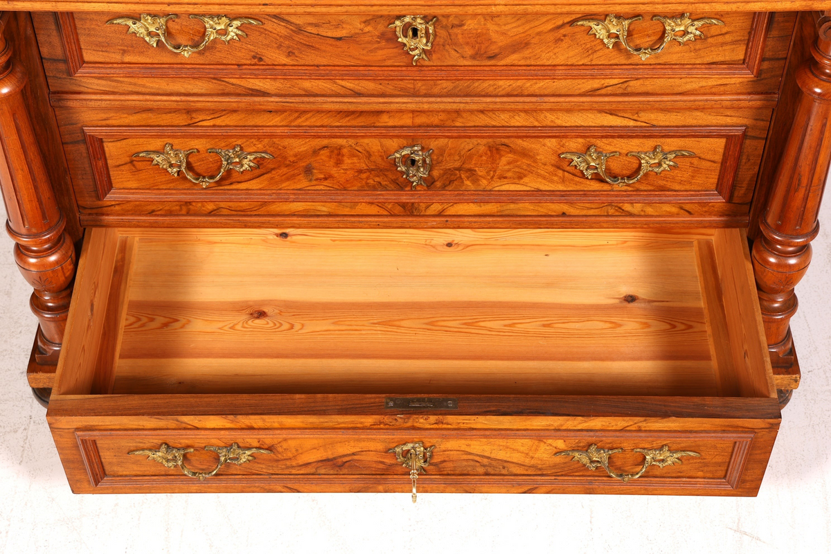 Hauptstadt Möblerei Gründerzeit Kommode im Louis Philippe Stil aus massivem Holz mit dekorativen Messingbeschlägen