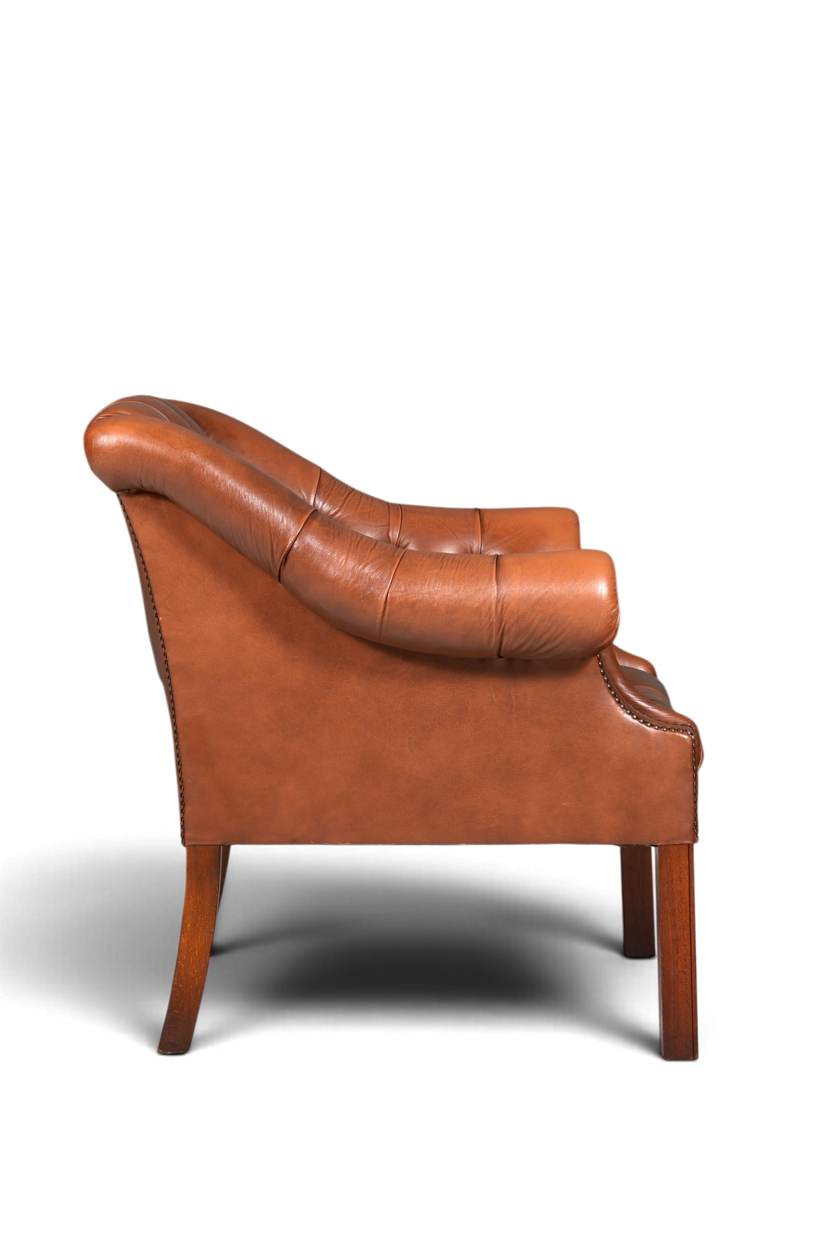 Hauptstadt Möblerei Chesterfield Sessel aus braunem Echtleder mit Knopfheftung und Holzbeinen in Seitenansicht