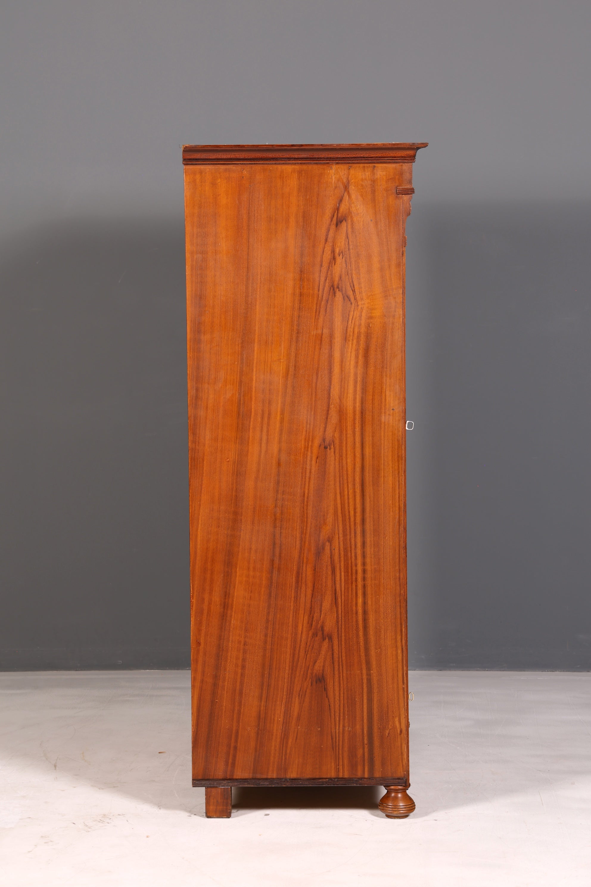 Wunderschöner Jugendstil Schrank Antik um 1880 Eiche Kleiderschrank Dielenschrank Wäscheschrank Massivholz