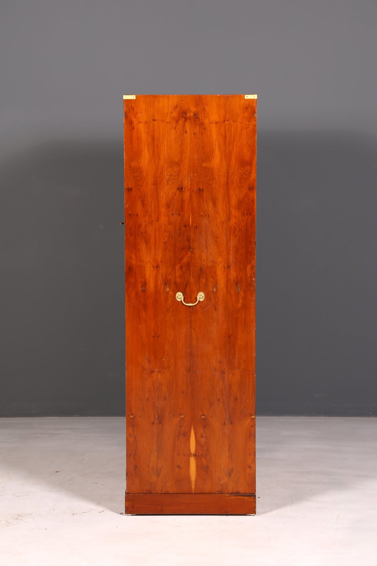 Magnifique armoire maritime de style coffre militaire, armoire à vêtements en if, petite armoire ancienne de style colonial pour entrée