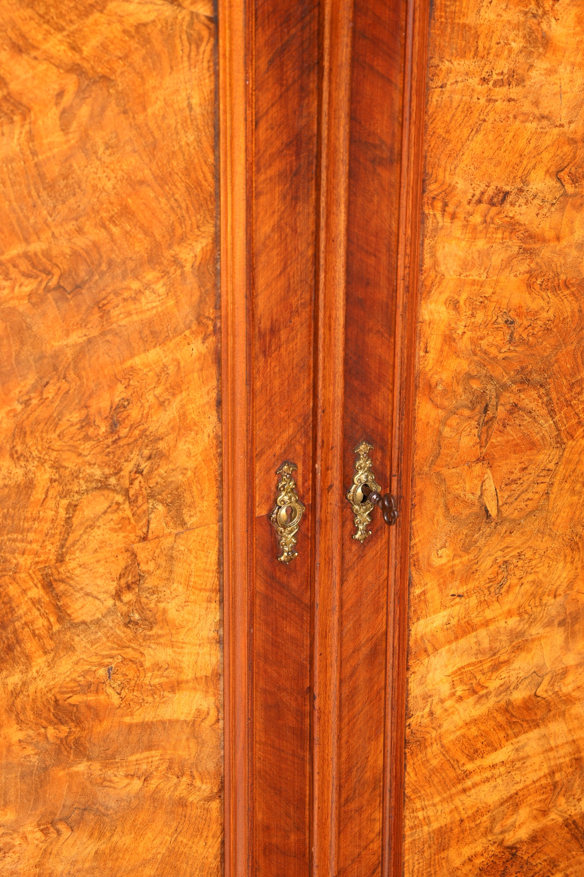 Stilvoller Gründerzeit Schrank Antik Vertiko Jugendstil Kommode Dielenschrank Massivholz